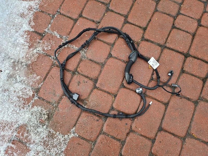 Монтаж люка жгут проводов Opel Astra K V 39238325