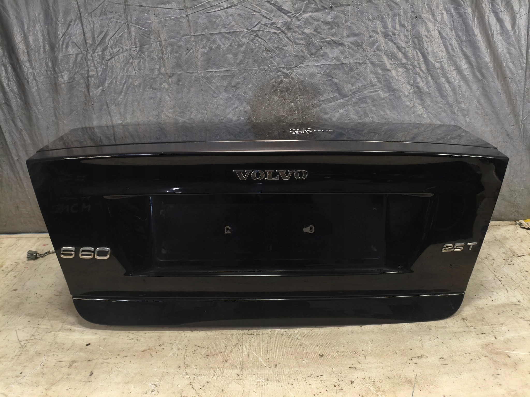 trunk door boot VOLVO S60 1 and LAKIER 019