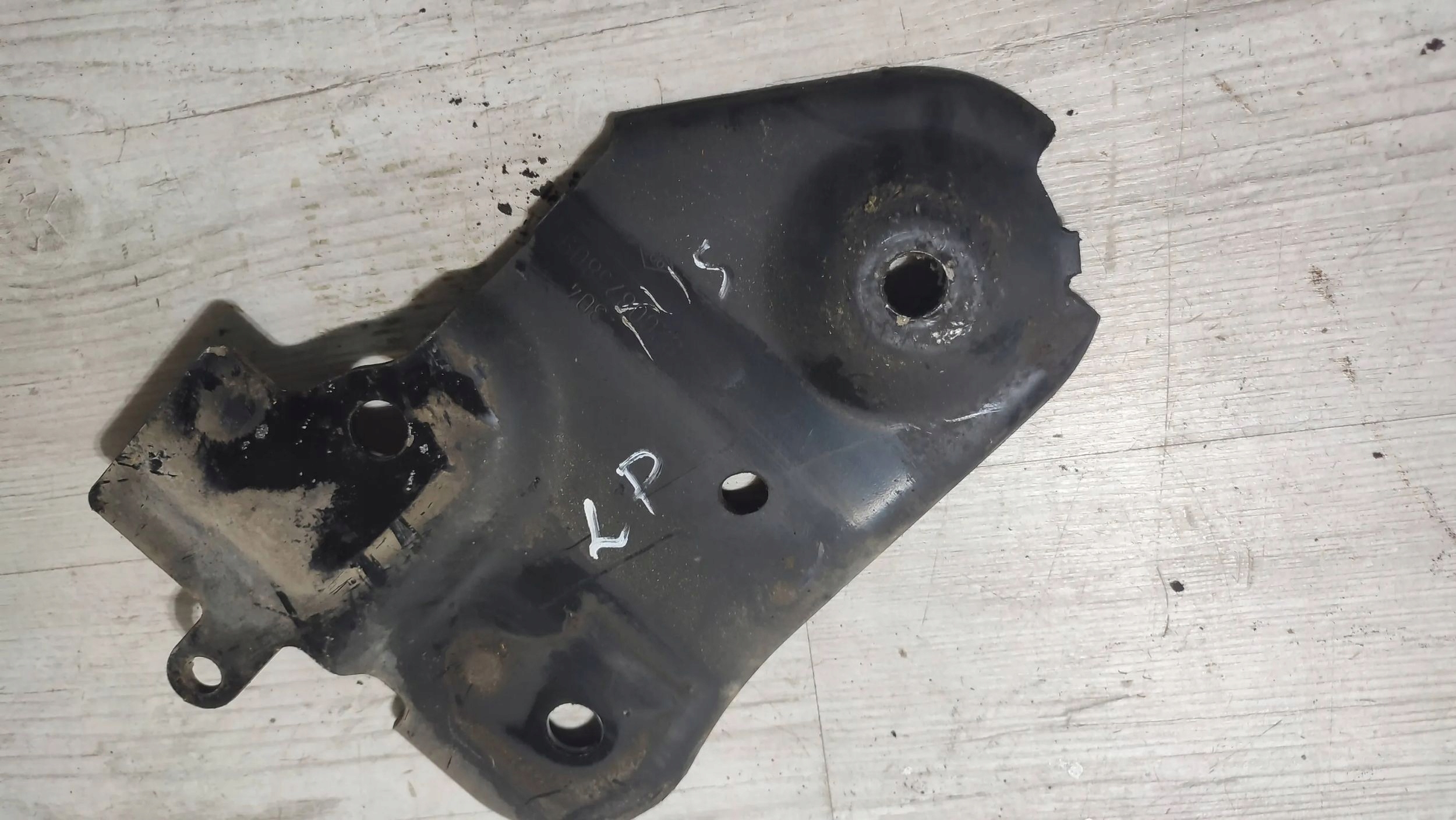 Dacia Duster II 17r 1.2 front side left holder of a shock absorber