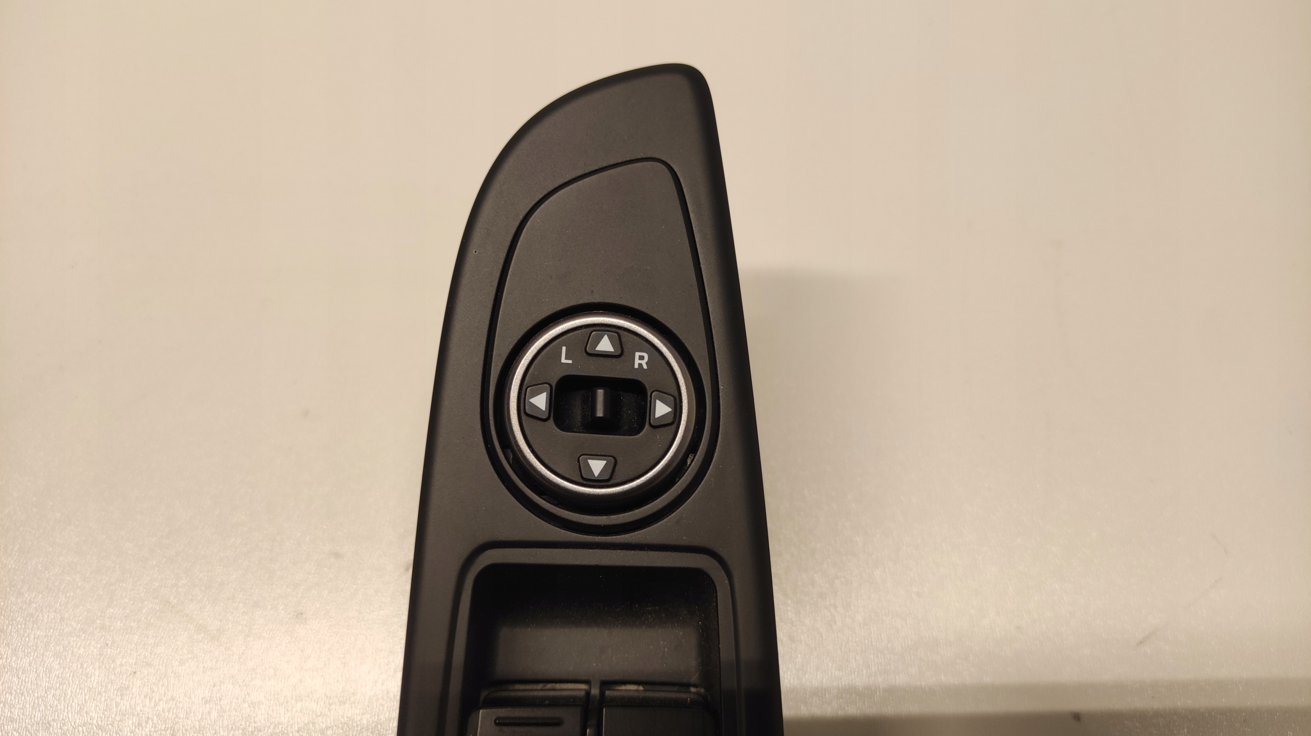 switch windows LEWEJ front PRZEDNIEJ EUROPA HYUNDAI I20 II 93570-C8111