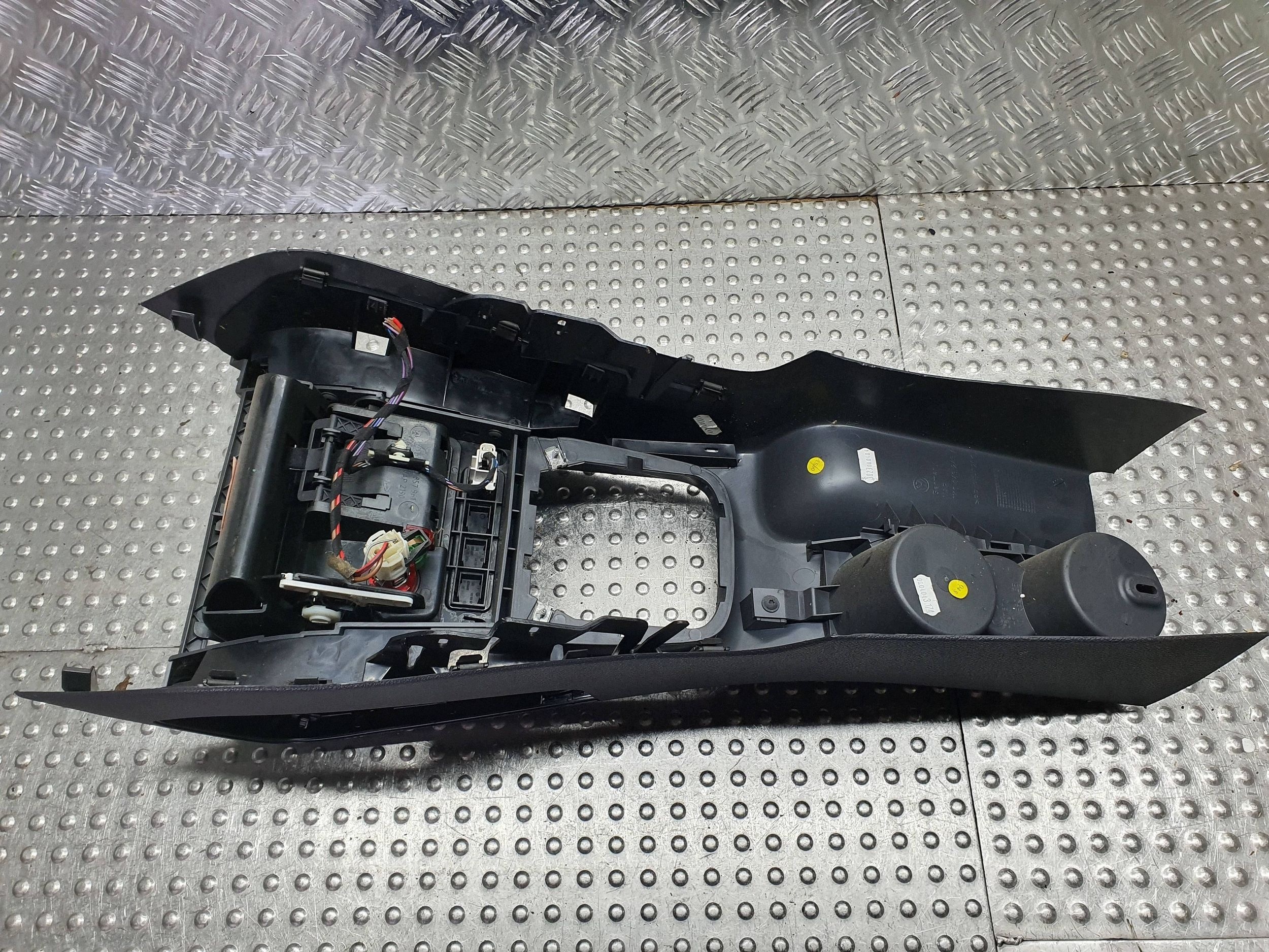 TUNEL mitte Konsole 1K0863243A VW GOLF V SCIROCCO III