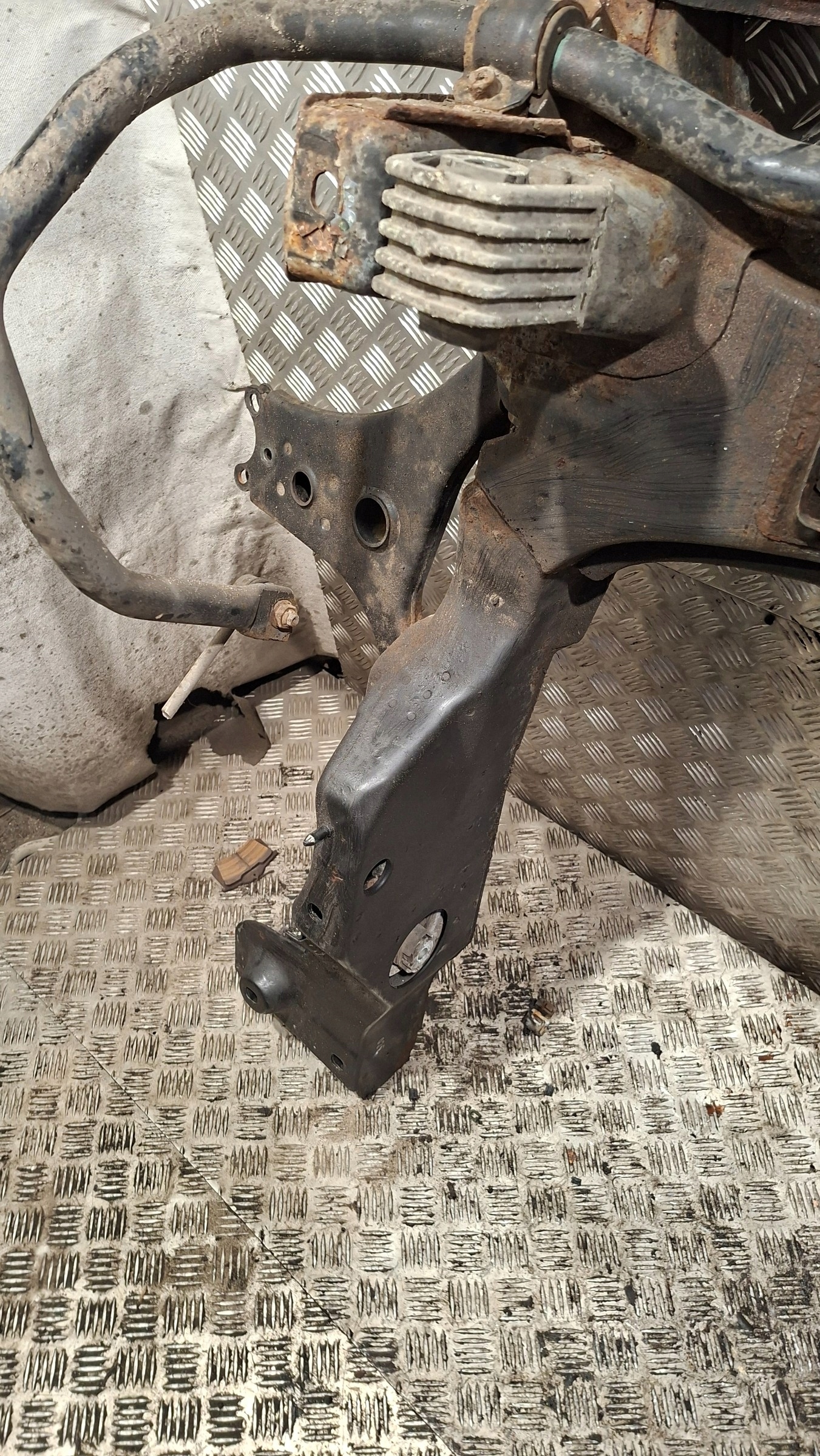 axle beam sider of the engine MERCEDES W169 2.0CDI
