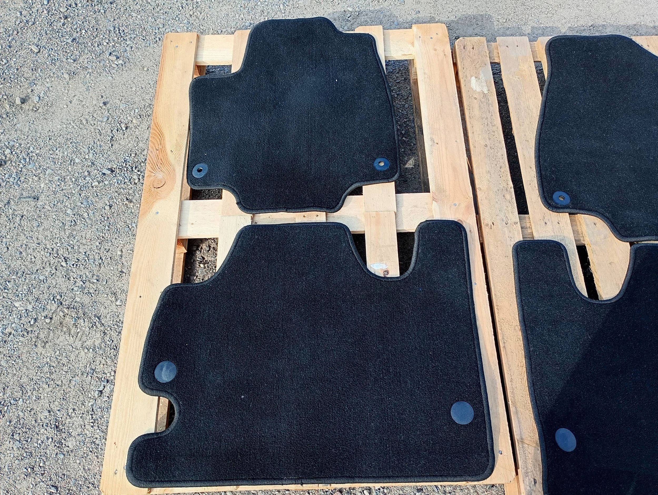 mats welurowe black, oryginalne komplet Chrysler Pacifica 2021