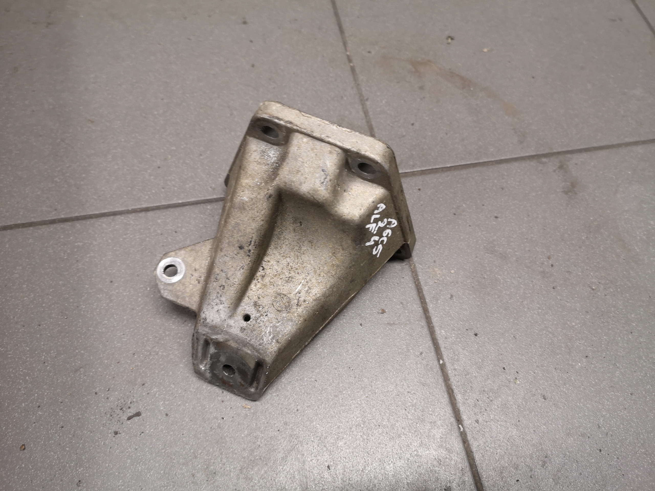 Audi A4 B6 2.4 V6 holder engine mount right 8D0199308D