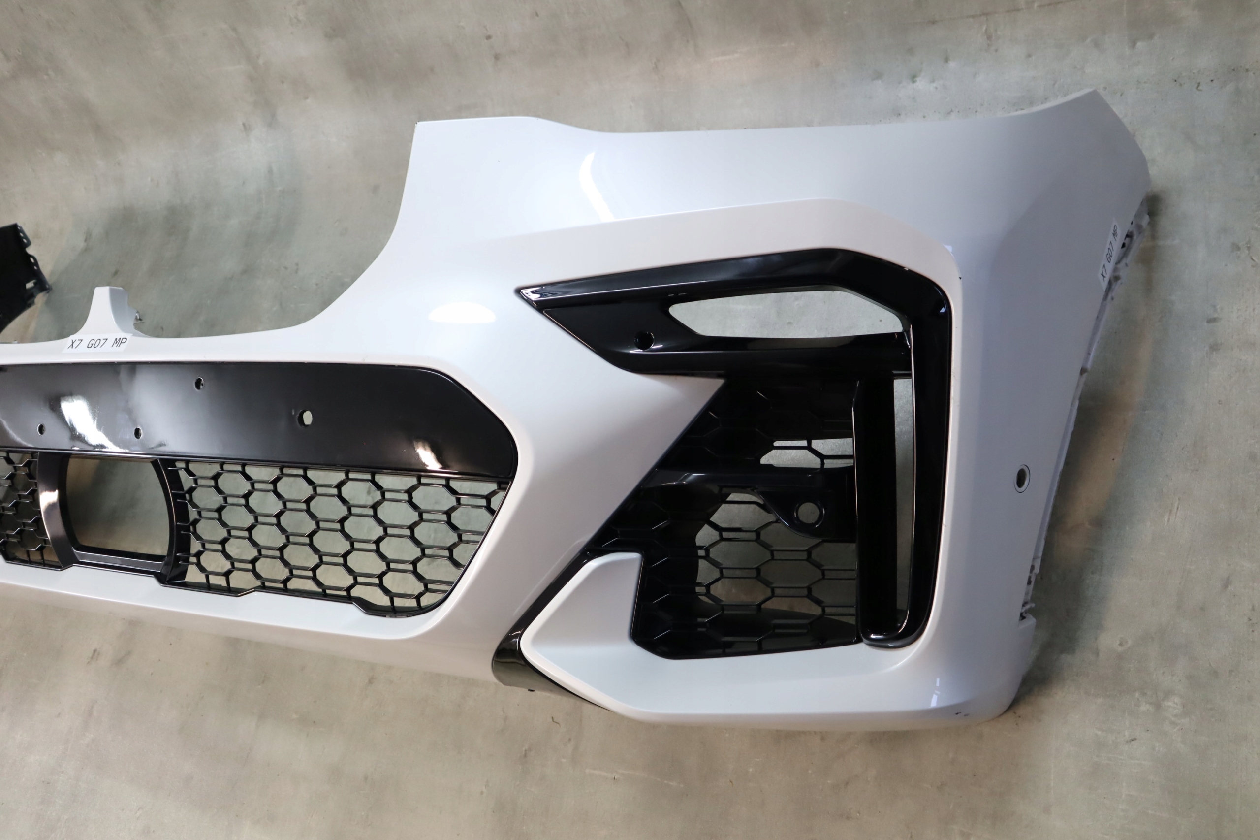 ZDERZAK BMW X7 G07 M PAKIET OTWORY NA HALOGENY NA PARK ASSIST NA RADAR ACC Strona zabudowy przód