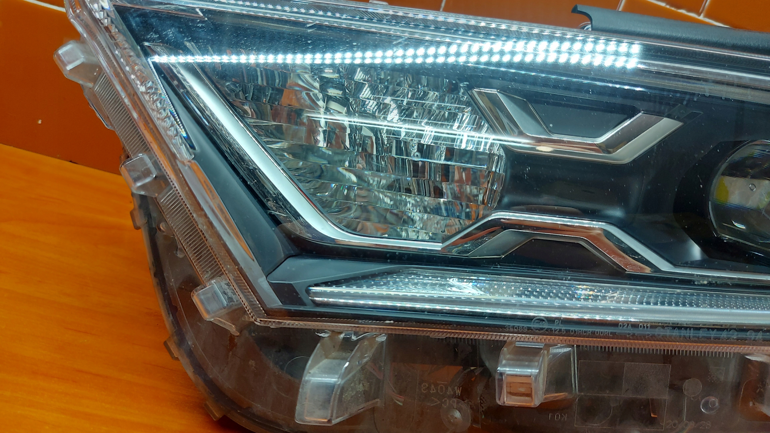 REFLEKTOR light left left front TOYOTA RAV4 V 18