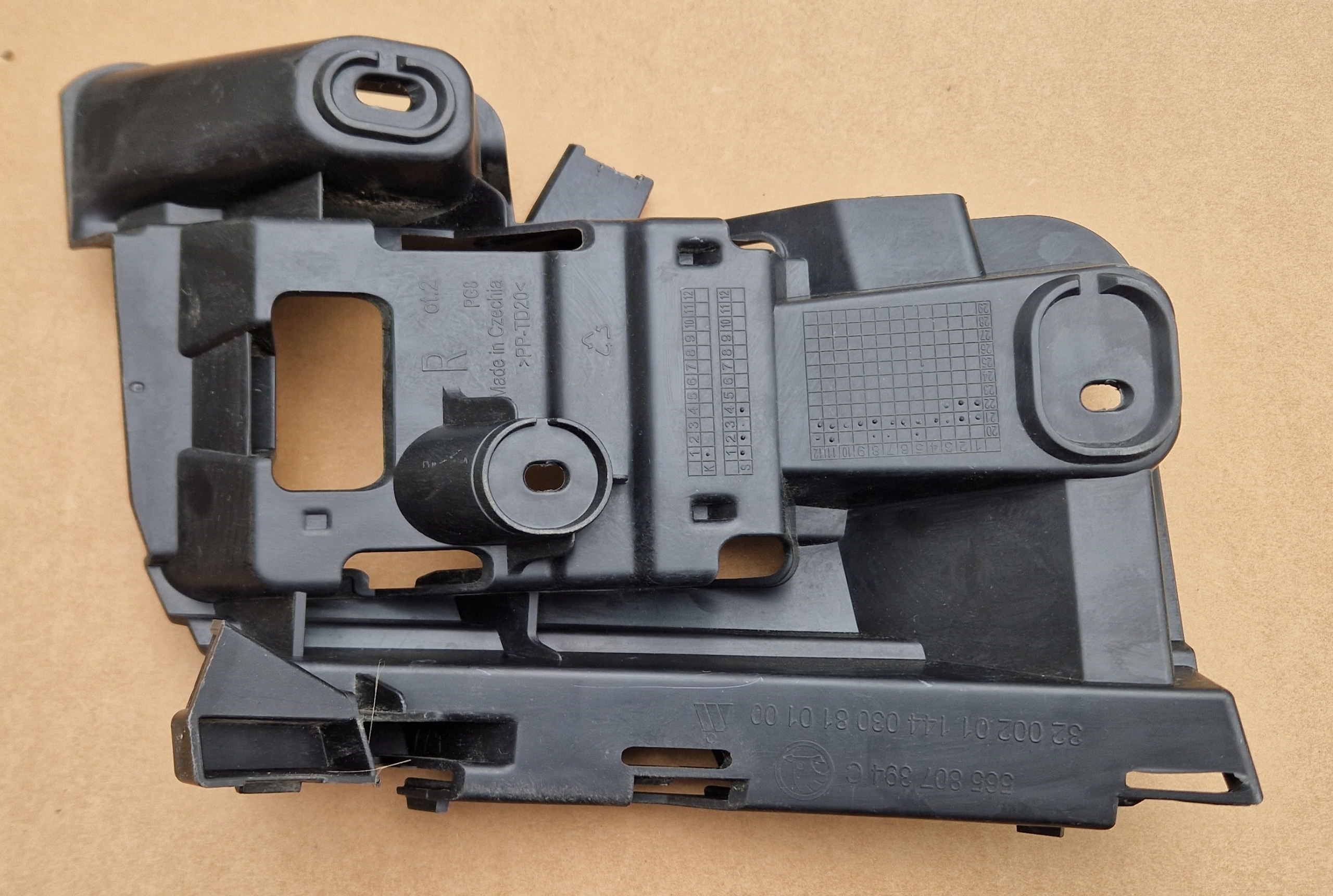 bumper bracket rear part SKODA KODIAQ 565807394C right