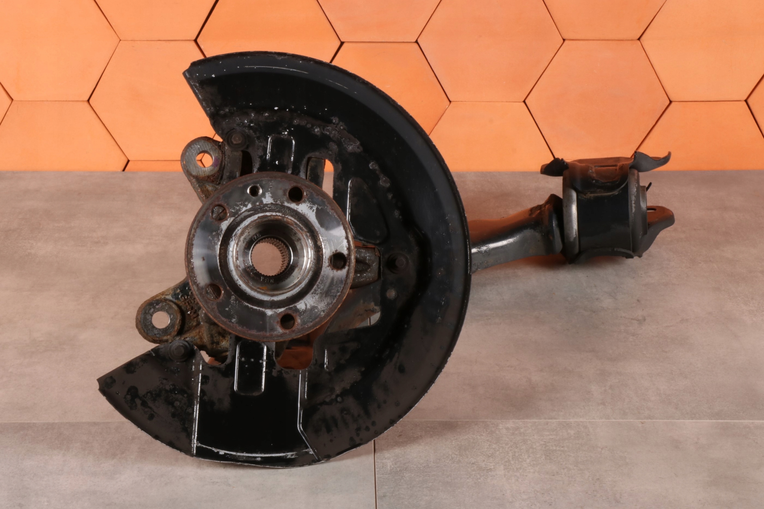 VOLVO XC60 a otoč rameno čepu levý předek 31451326