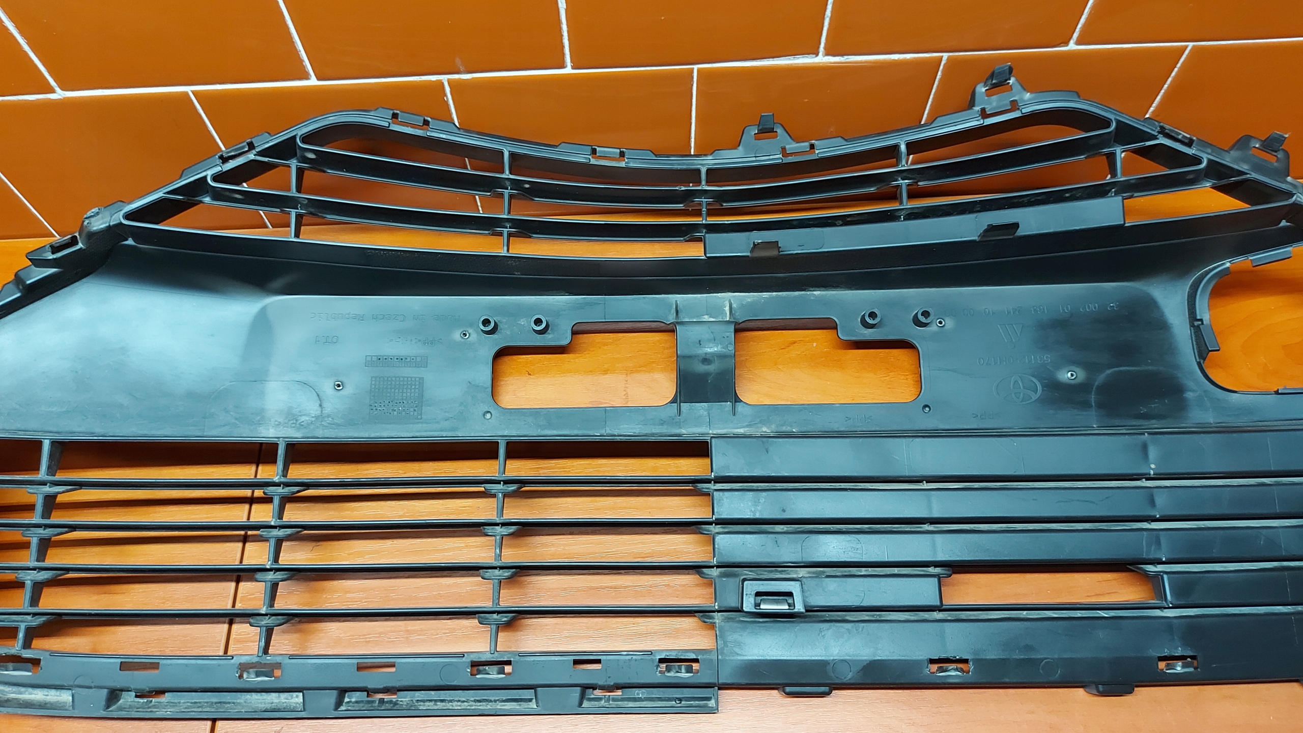 grid of a bumper central front front TOYOTA AYGO II 14