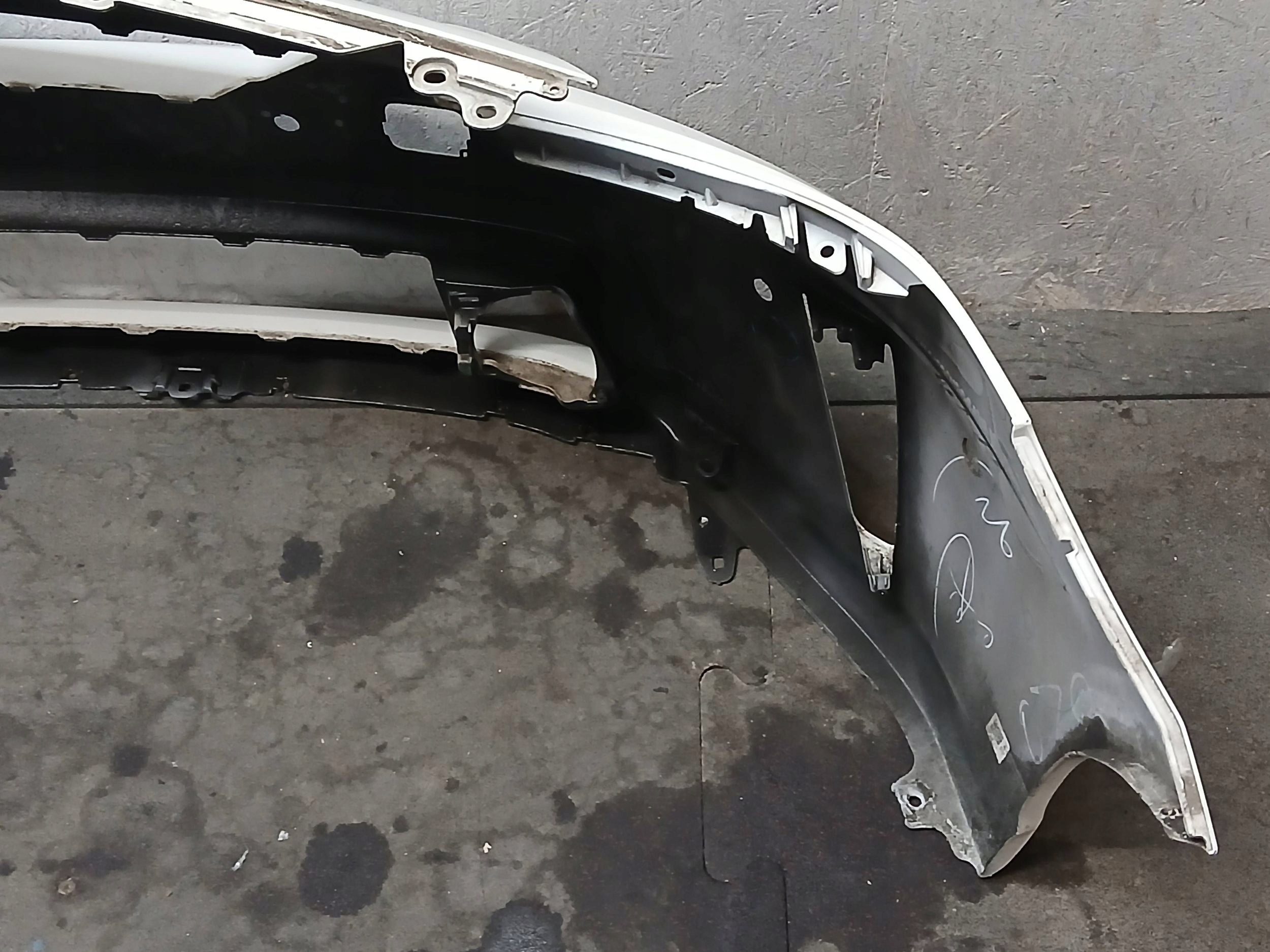 bumper front TOYOTA PRIUS plus +