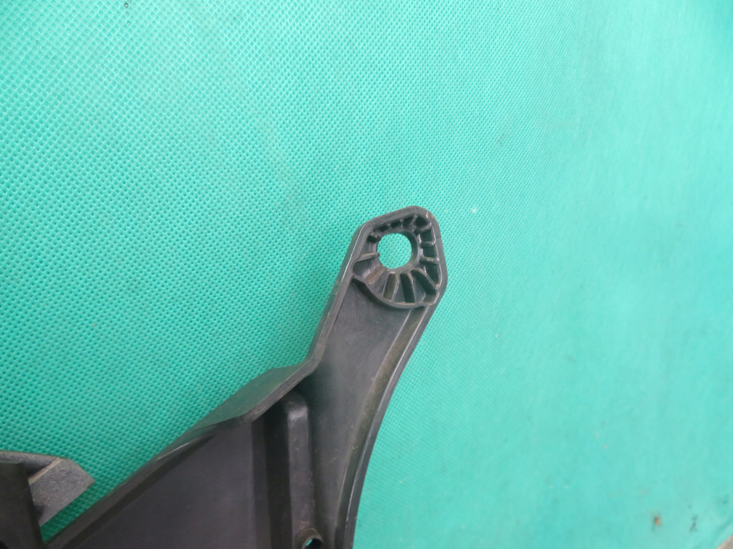 side of a bumper frame the centre SCANIA G410 23R