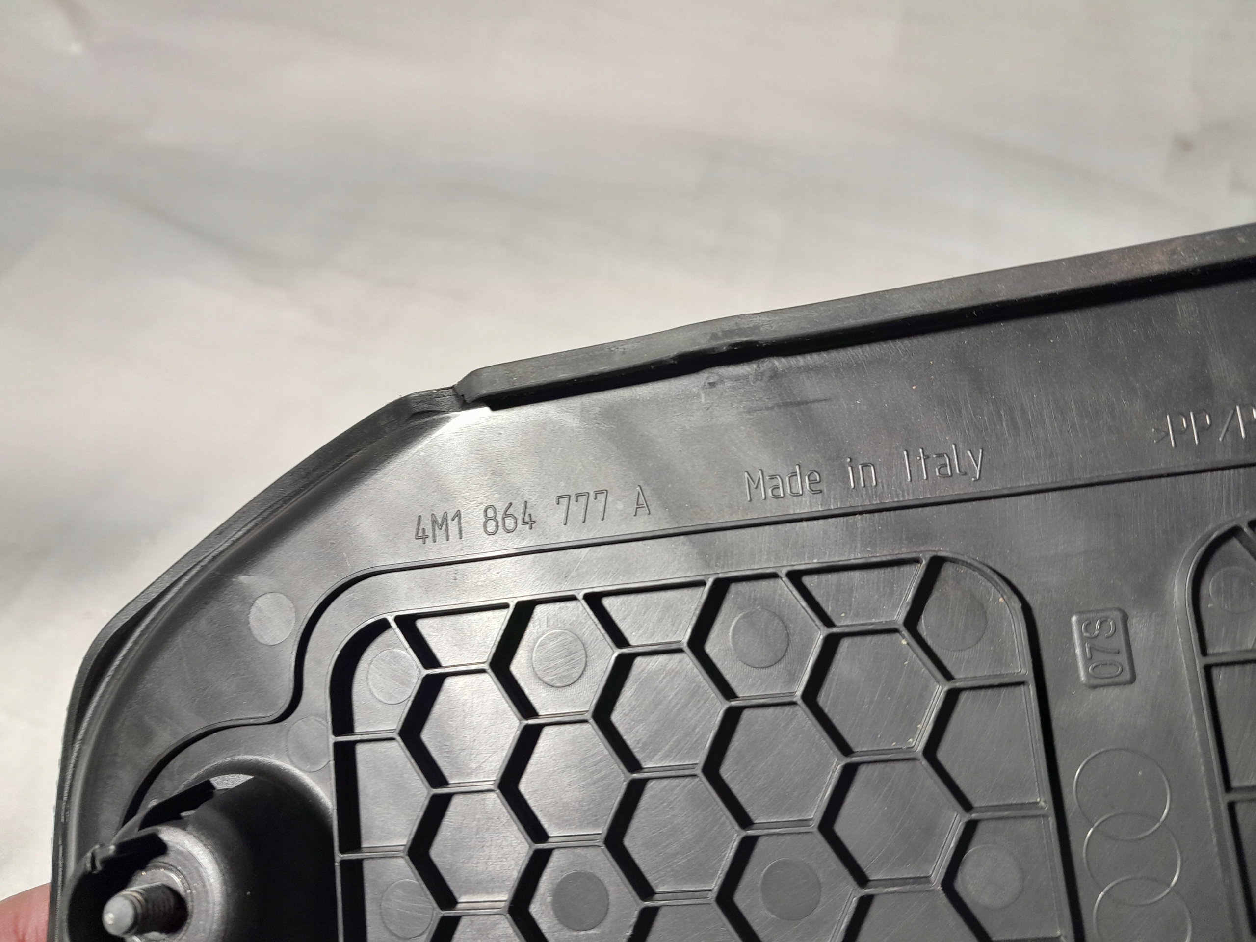 AUDI Q8 4M PODNOZEK PODSTOPNICA 4M1864777A