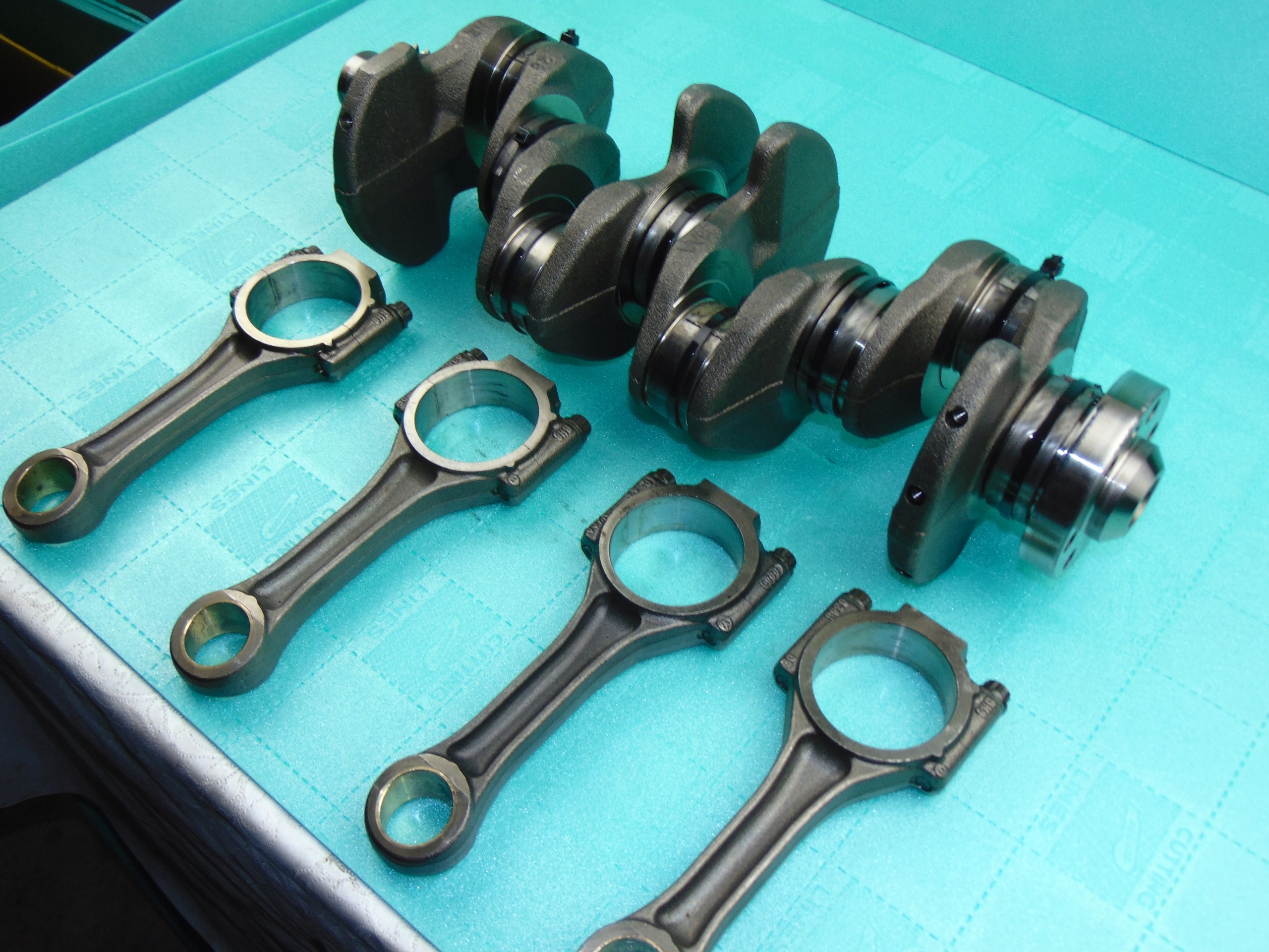 original crank 2,0TDI BMM 038AA plus panewki and connecting rods 038J