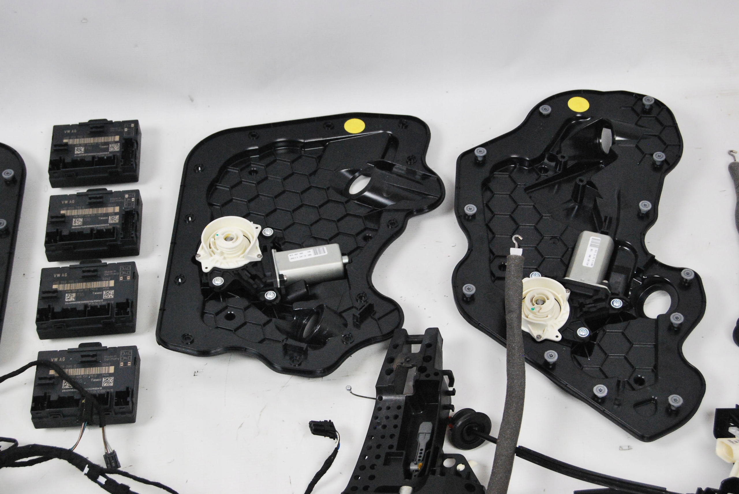 Dociagi domykanie drzwi kompletne Audi A8 4H Car type Passenger cars