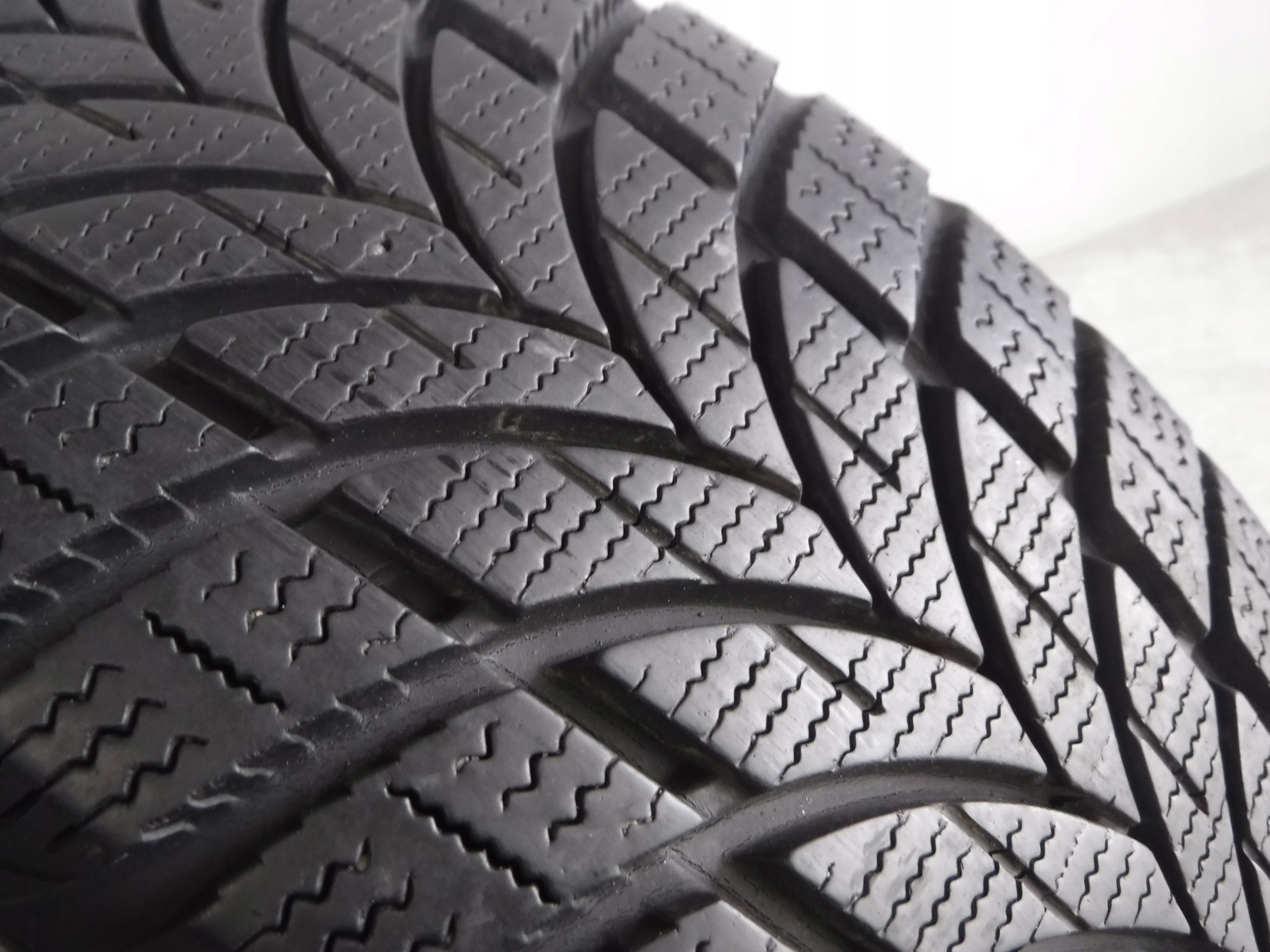OPONA ZIMOWA MAXXIS PRESA SNOW 195/60/16 89H Model inny