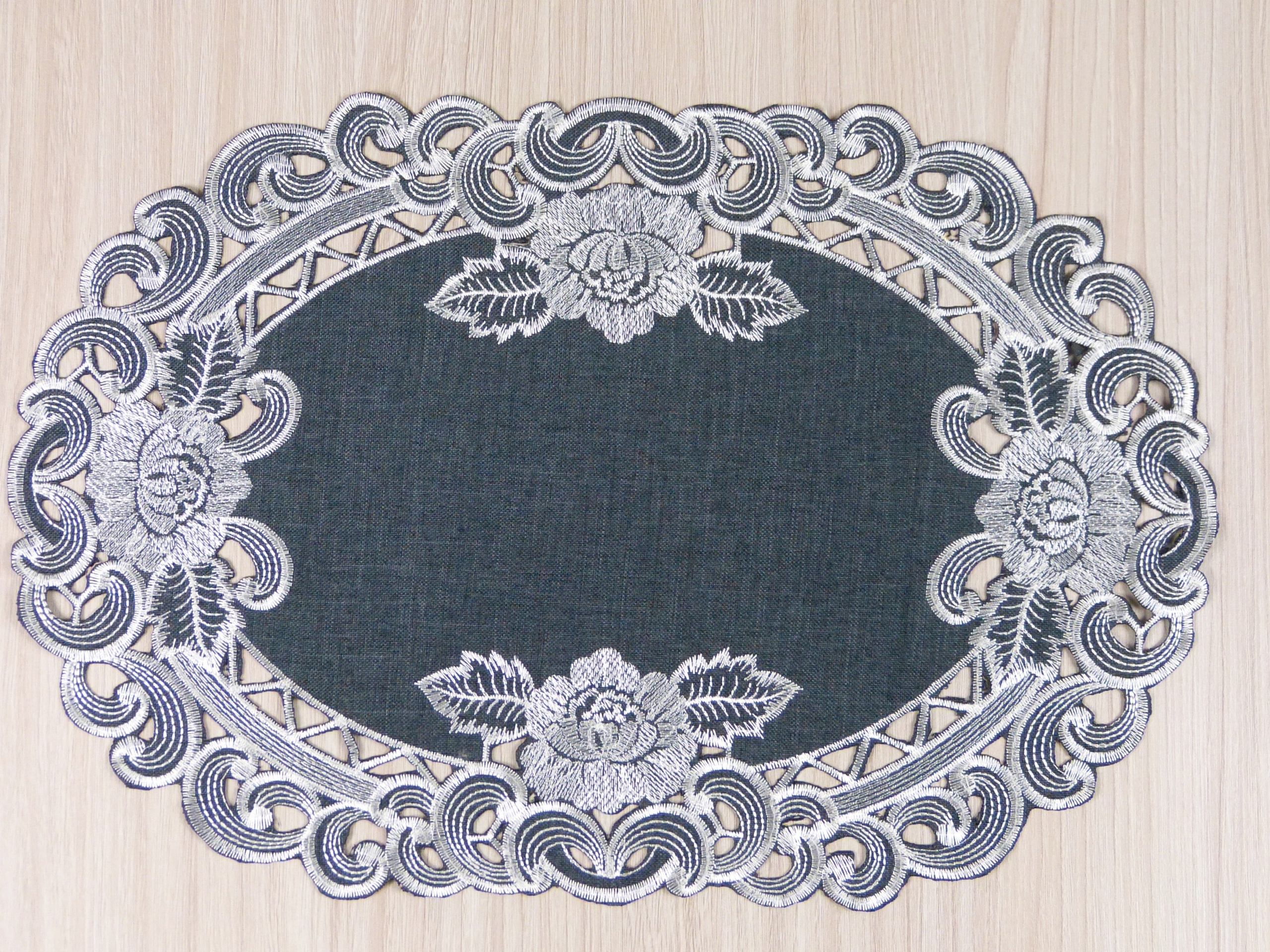 

Serwetka haftowana 30x45cm owal, grafitowy