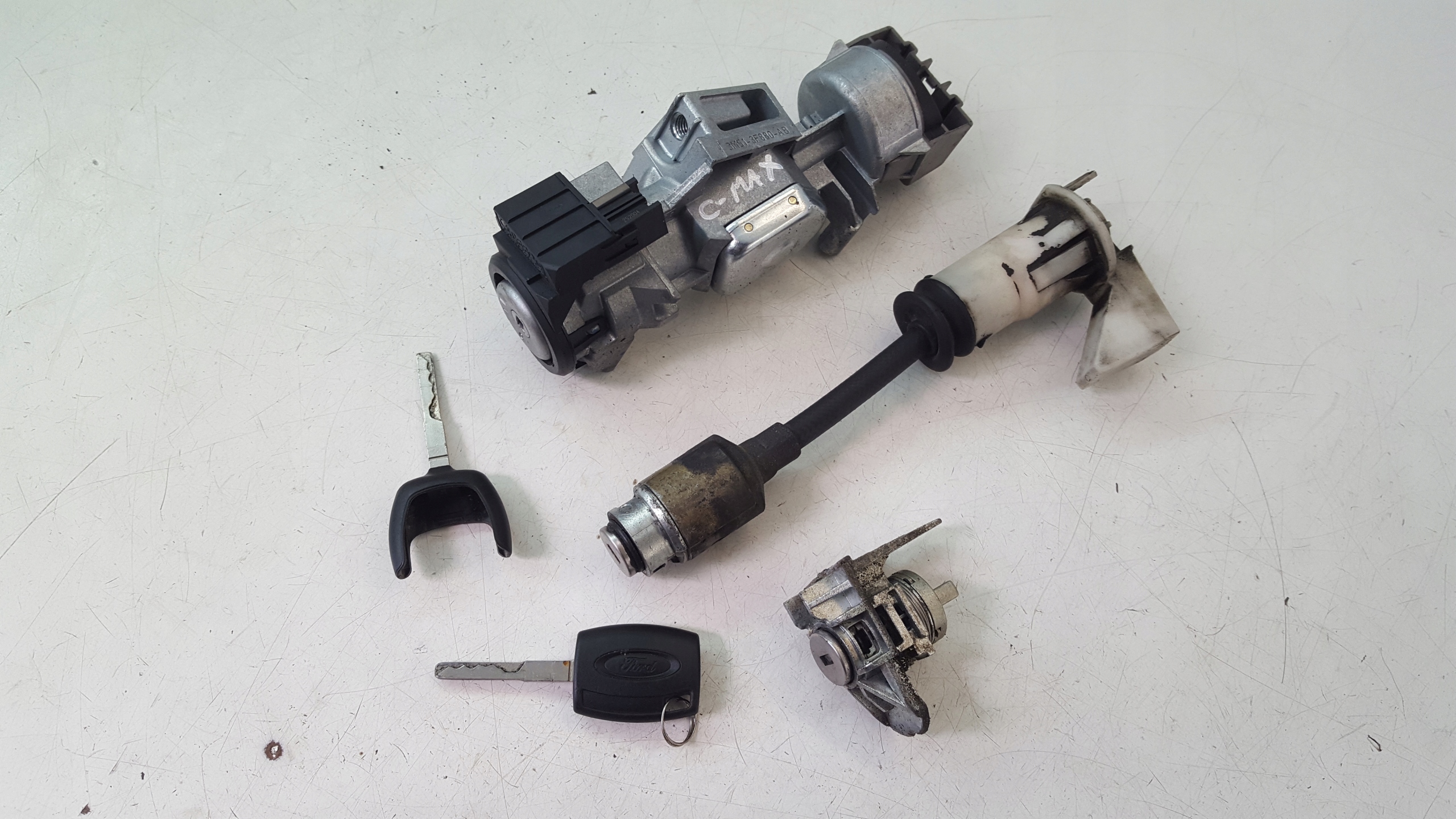 Ключ запалювання вставка відкривачка капота Ford Focus C-MAX