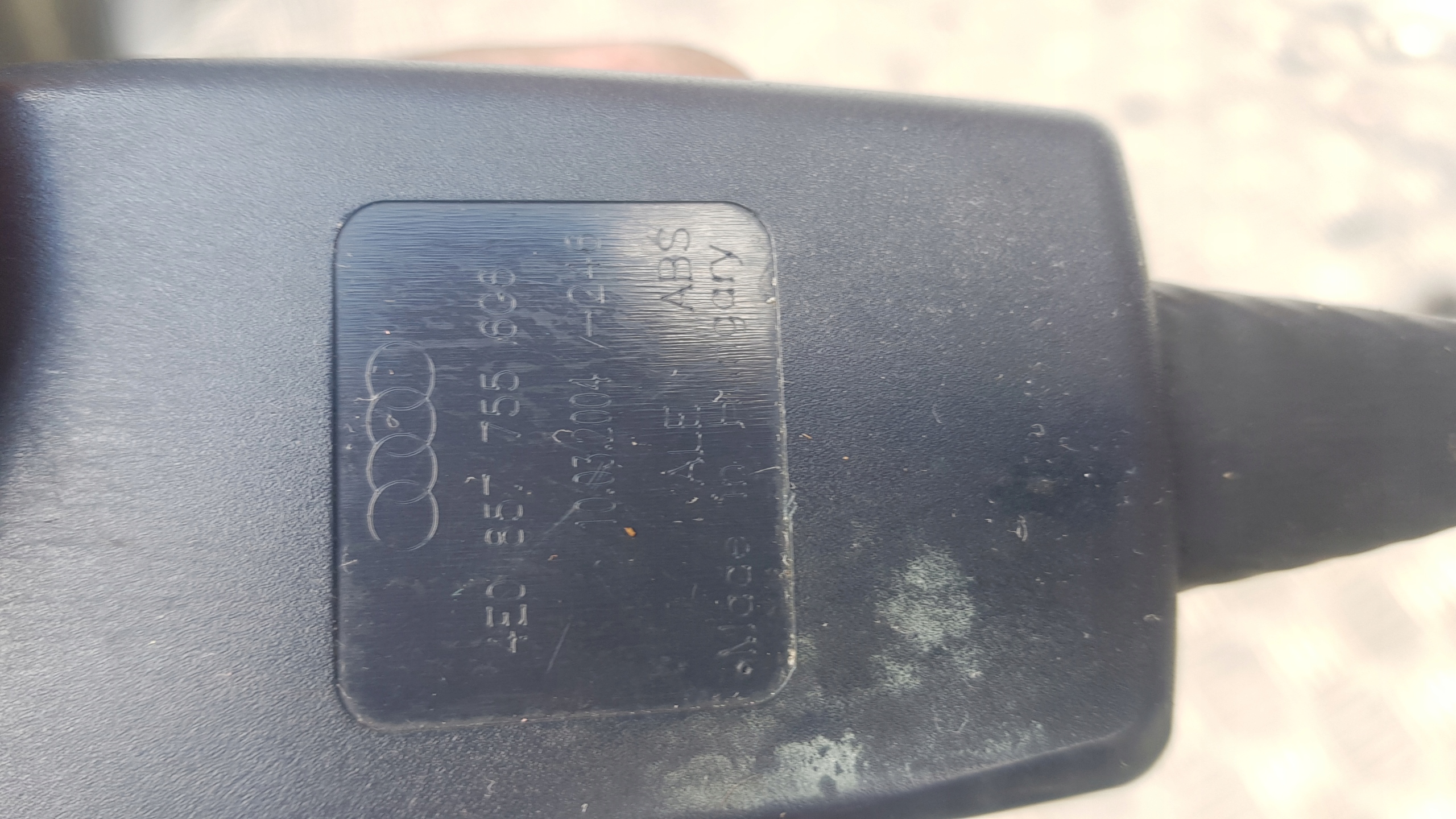 AUDI A8 D3 SPINKA ZAPINKA stěny levá předek 4E0857755