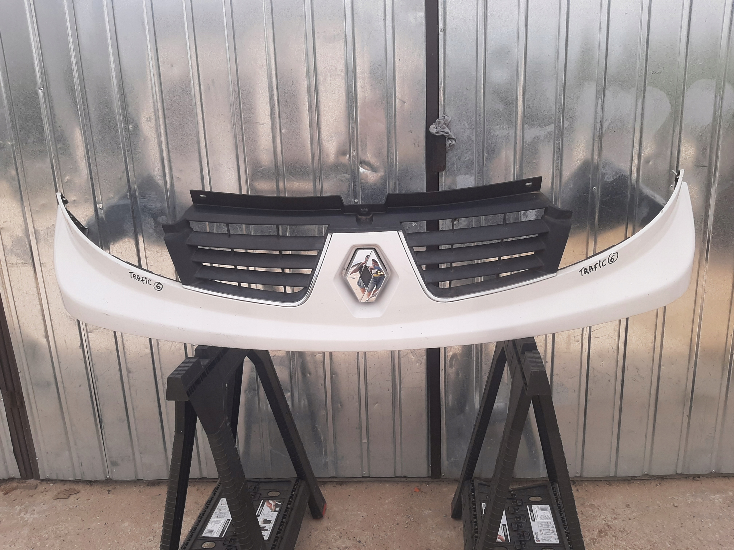GRILL ATRAPA RENAULT TRAFIC II LIFT 2006-2014 623100247R KOLOR OD31