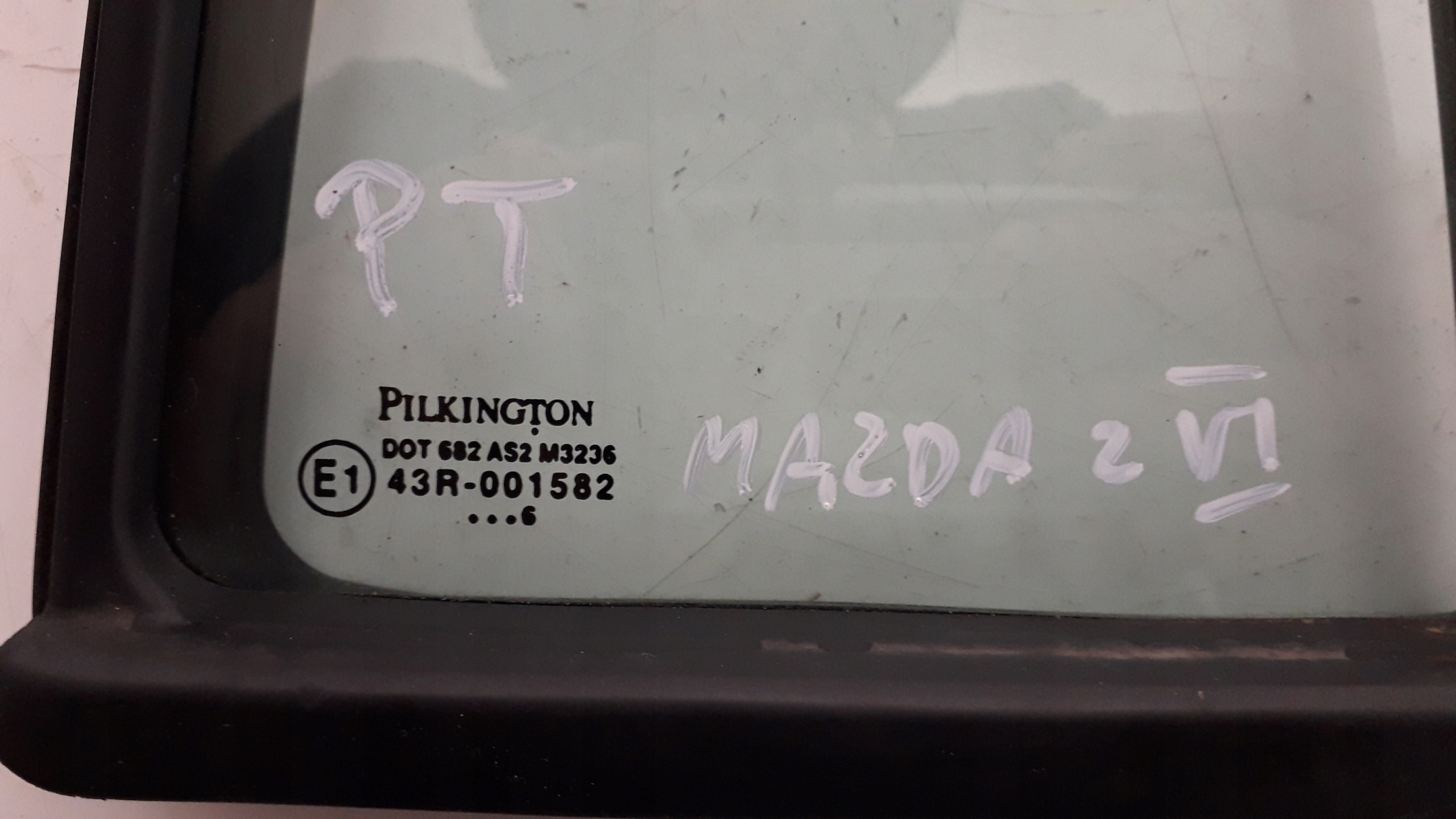 MAZDA 2 II 02-07 SZYBA Z DRZWI PRAWY TYŁ Strona zabudowy tył - prawa