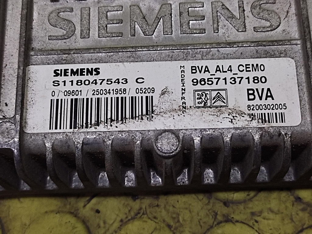 PEUGEOT 206 control unit of the engine 9657137180