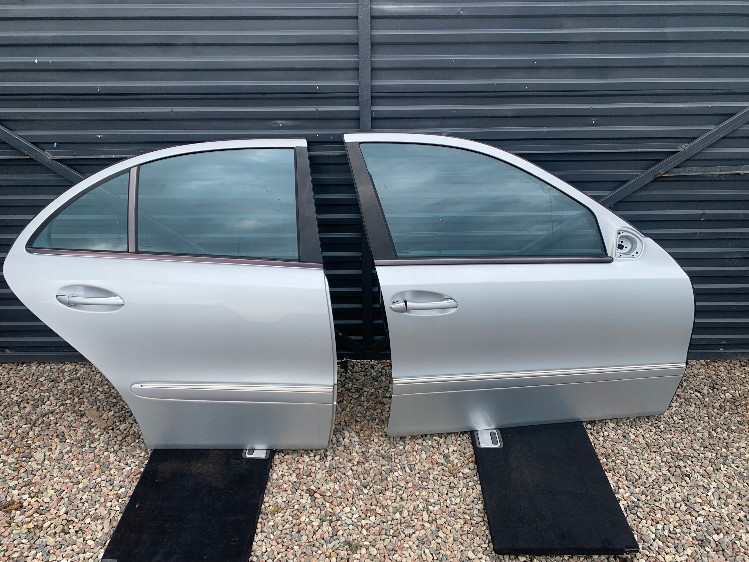 MERCEDES W211 DRZWI PRAWY PRZÓ PRZEDNIE PRAWE 775 C775
