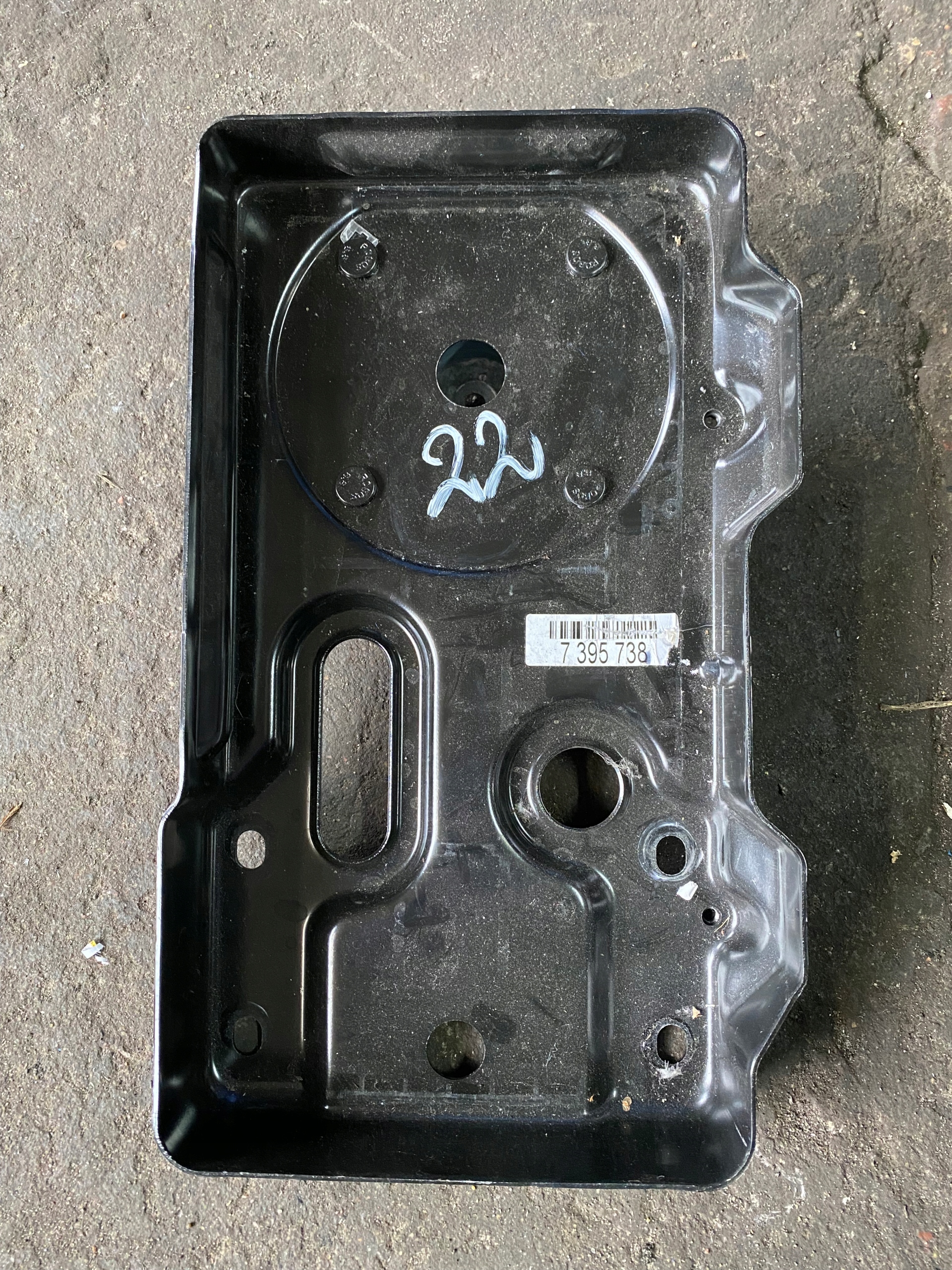 22 BMW F33 F83 PODSTAWA AKUMULATORA 7395738