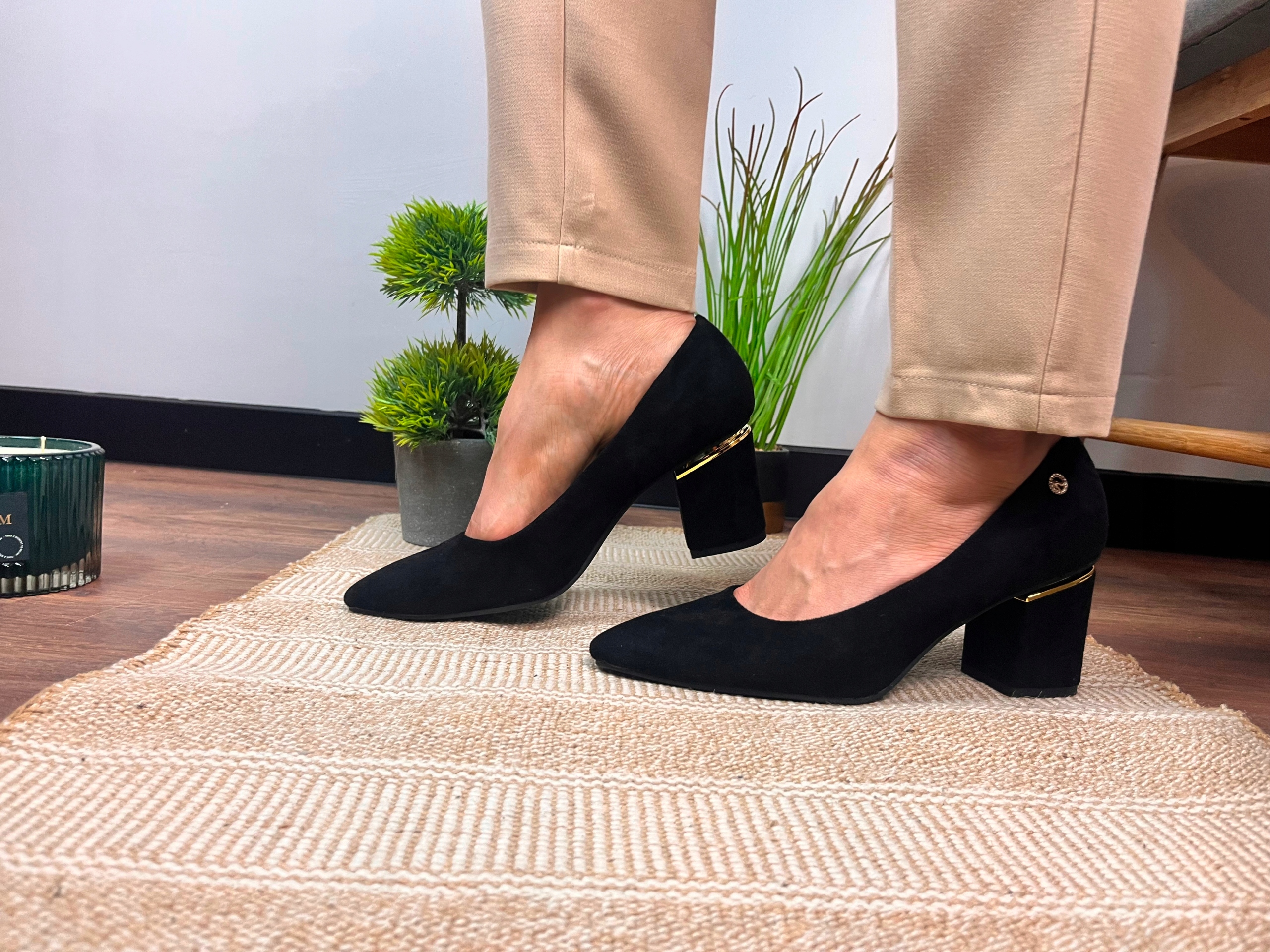 CZARNE CZÓŁENKA NA SŁUPKU SZPILKI ZAMSZOWE 40 Wzór dominujący bez wzoru