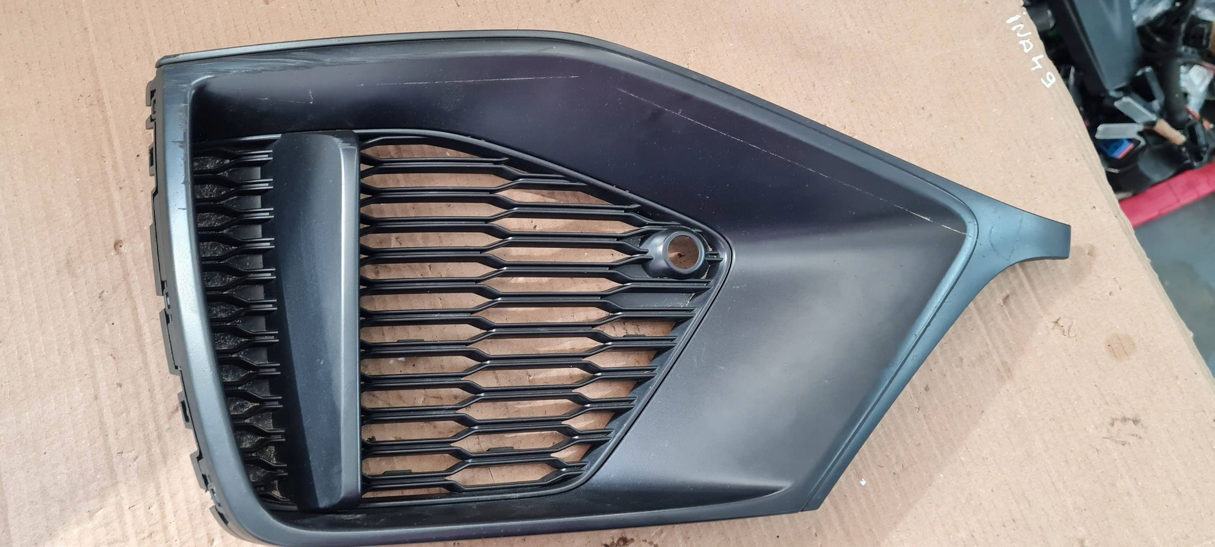 SQ8 4M Q8 grid of a bumper left left front SLINE 4M8807681A