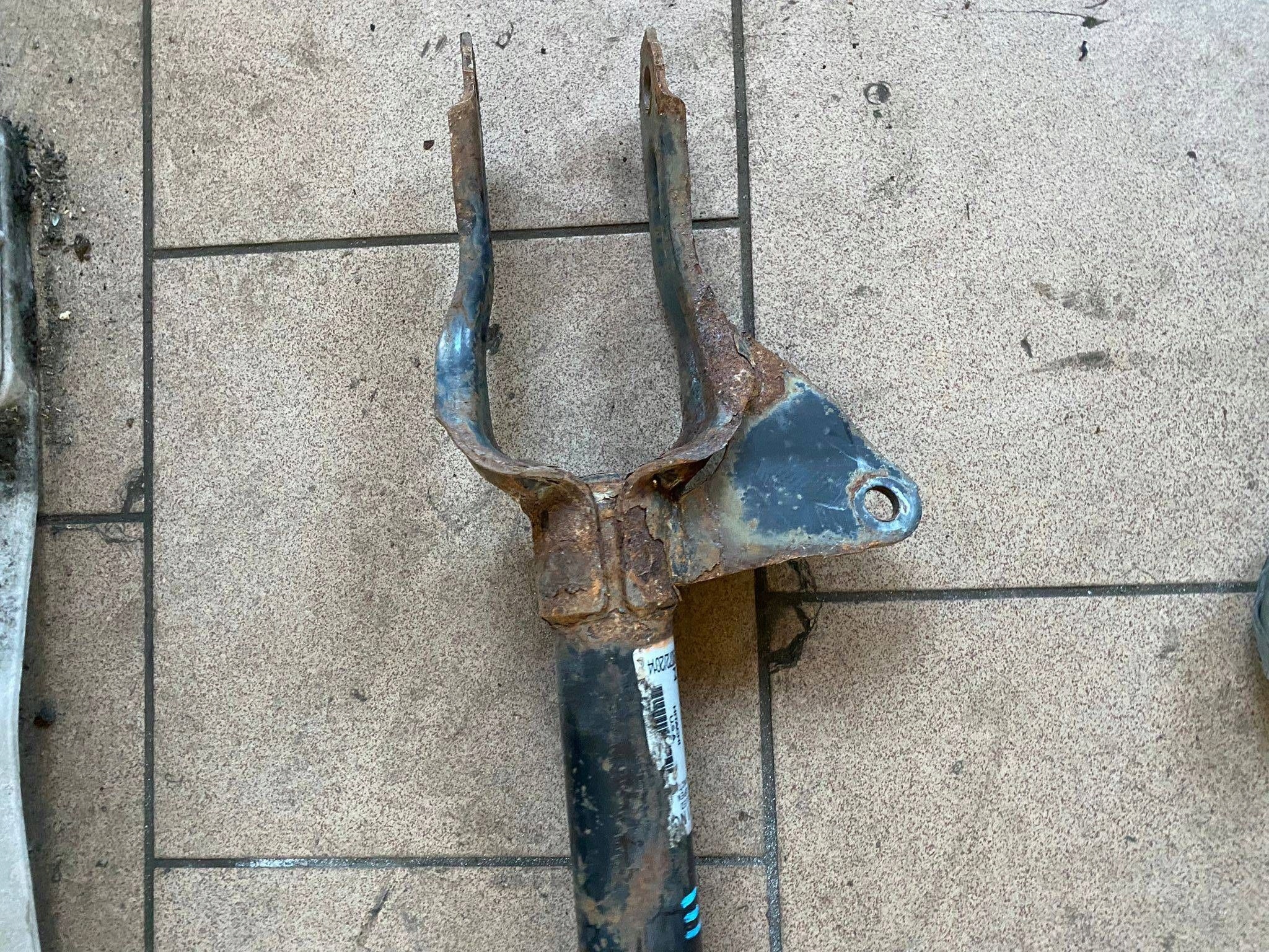 амортизатор перед передний левый Dodge DURANGO 2016-