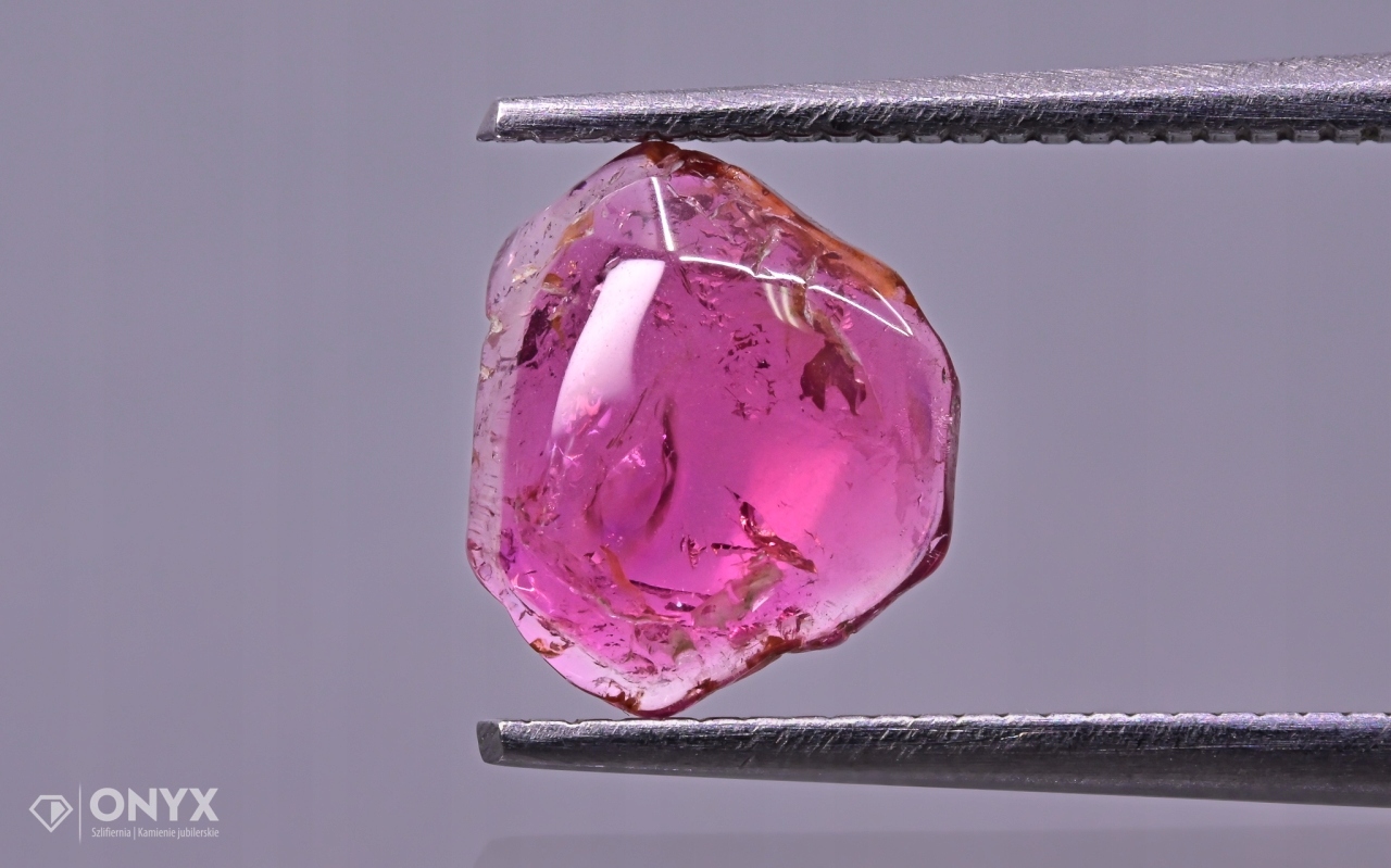 Turmalín konvexní nepravidelná dlažba 8,5x7 mm