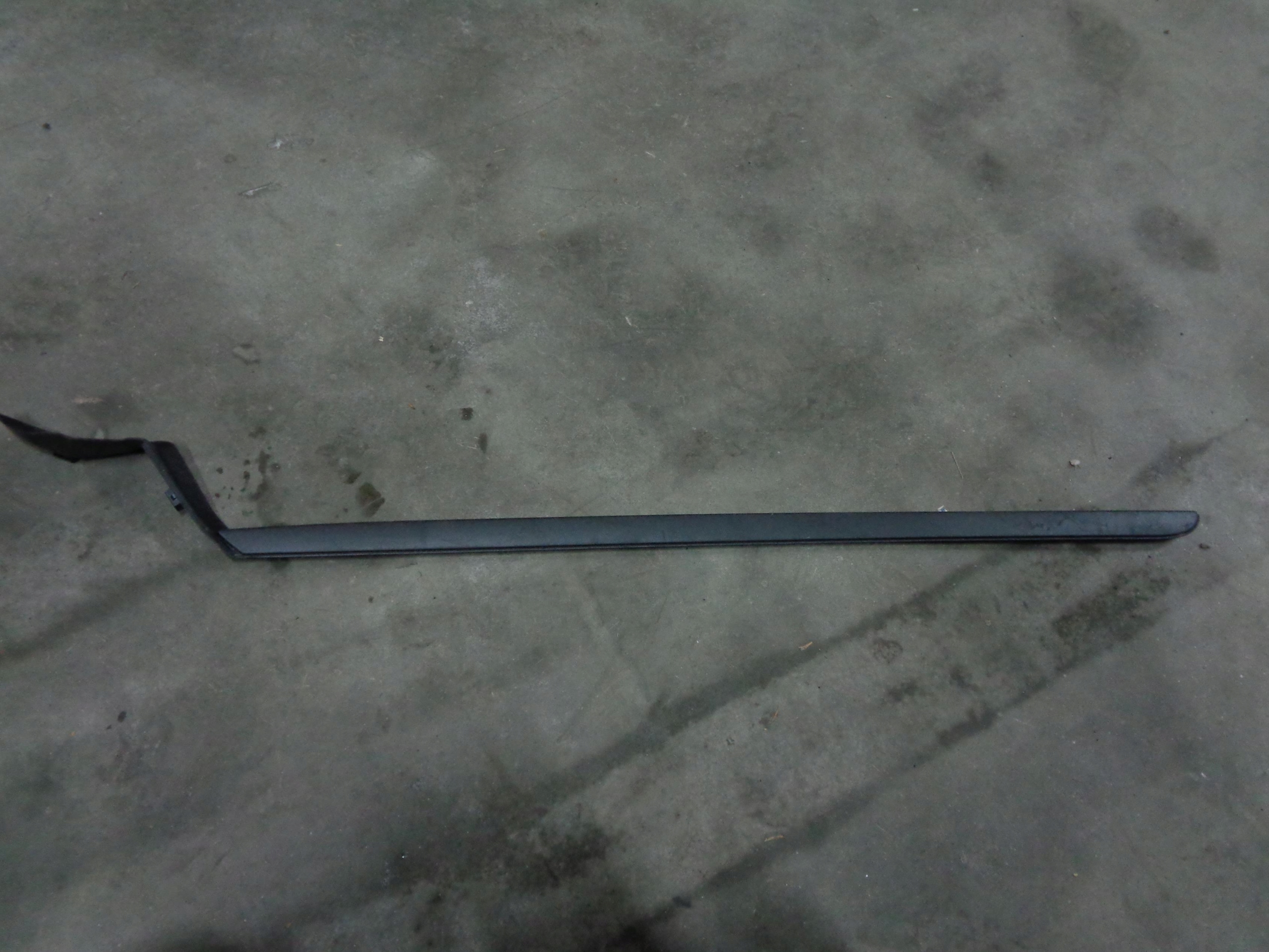 FORD FOCUS MK4 LISTWA SZYBY CZOŁOWEJ LEWA