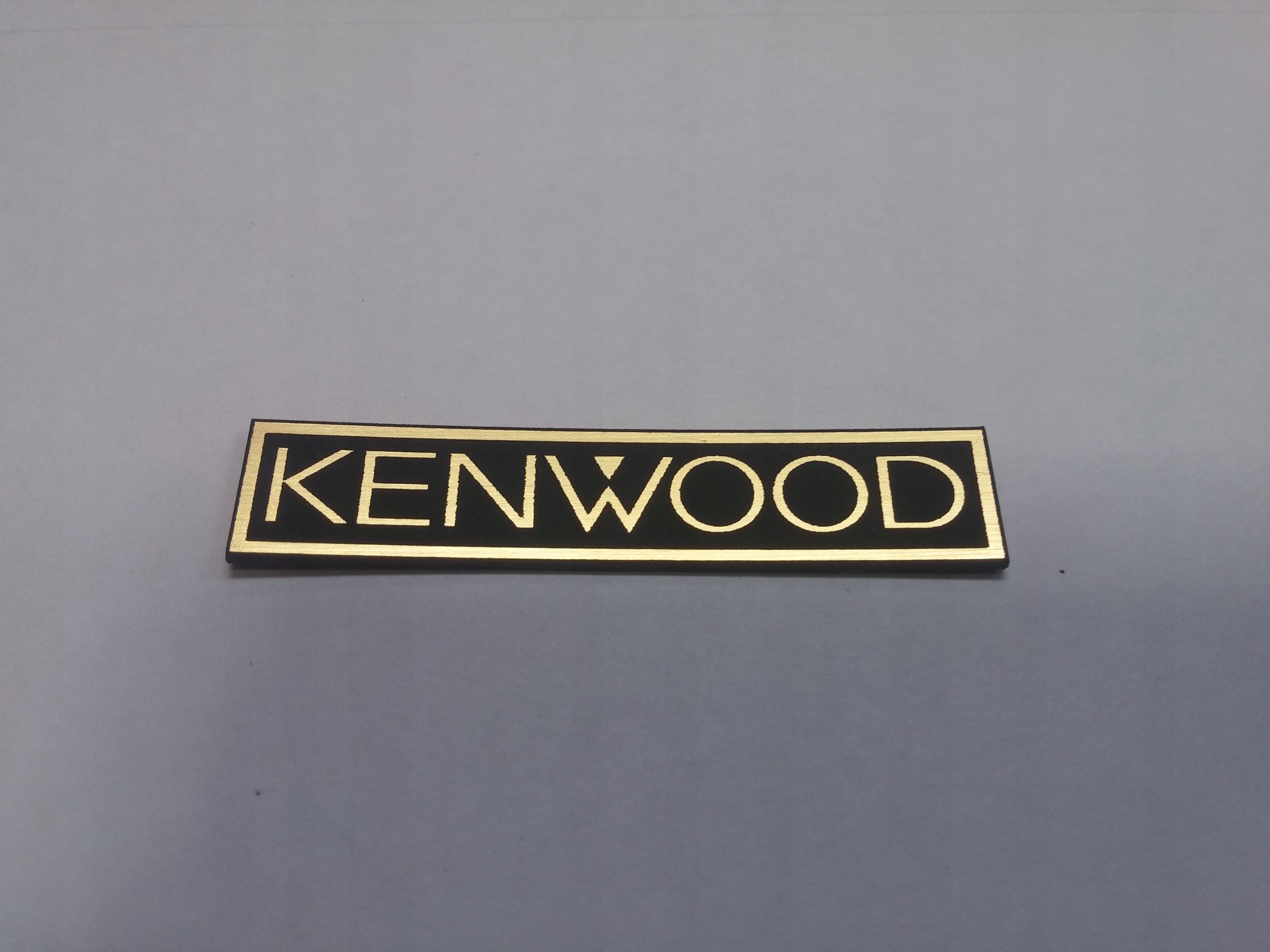 

Kenwood naklejka emblemat 54 x 11 mm *złota