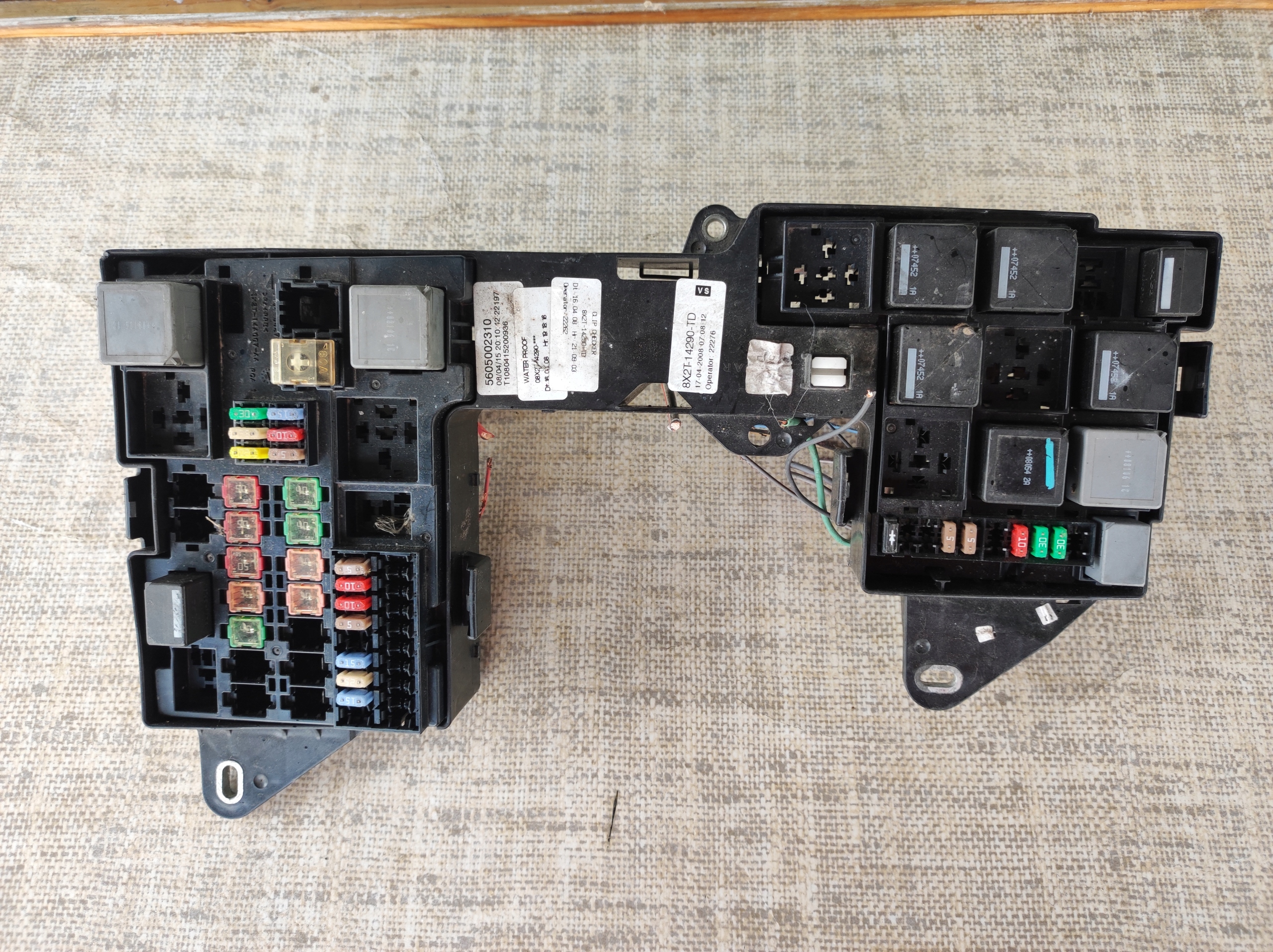 JAGUAR XF 2.7 SKRZYNKA BEZPIECZNIKÓW 5605002310