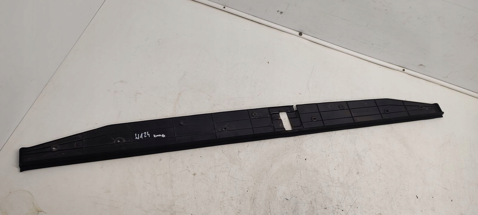 moulding of the threshold threshold boot Mercedes W124 2,2