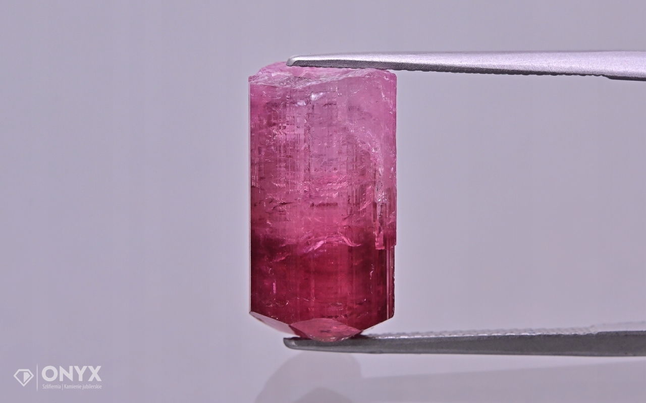 Turmalín hrudka 16x8,5 mm