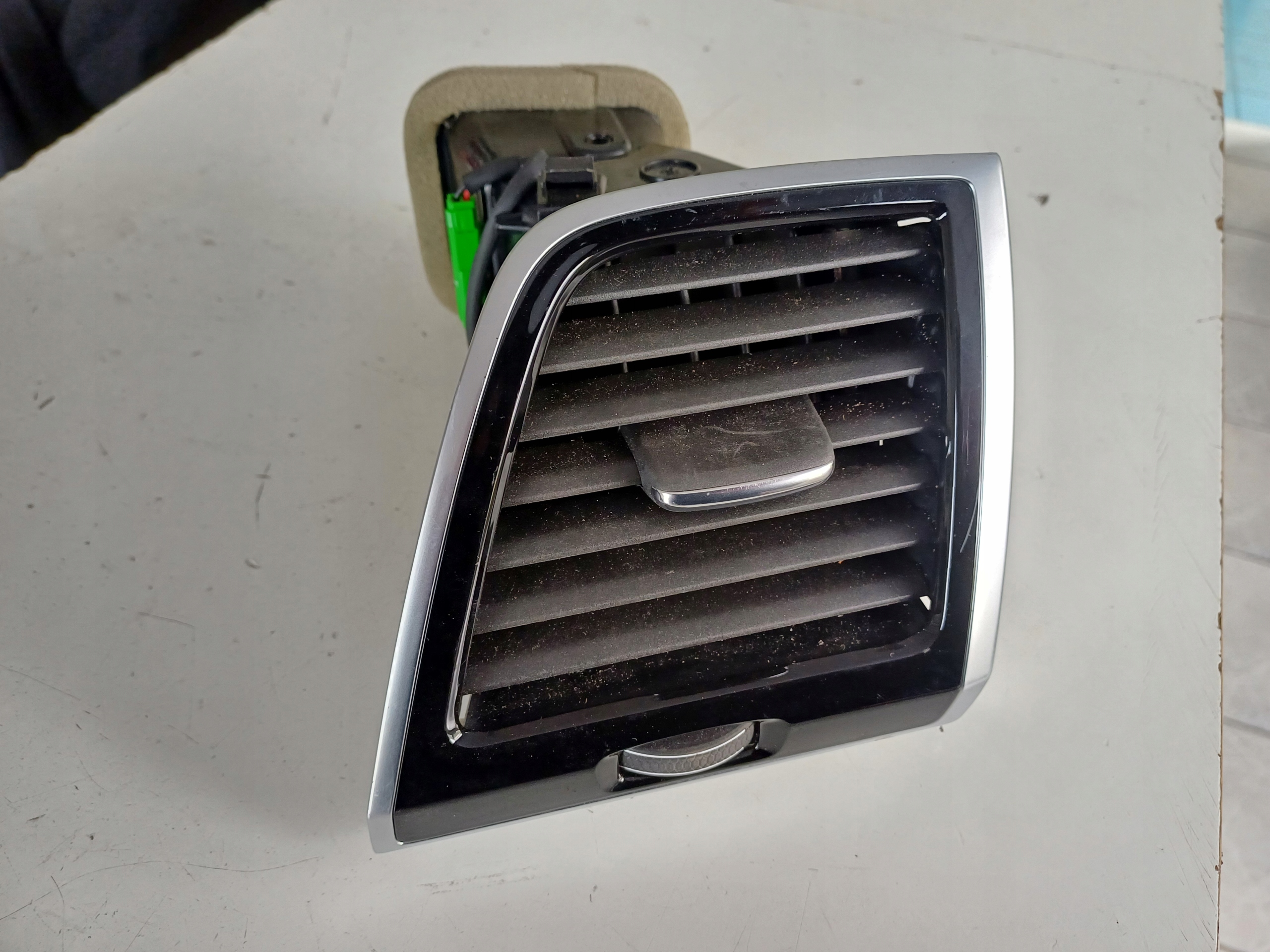 KRATKA KONSOLI NAWIEWU VOLVO XC90 2015- PRAWA