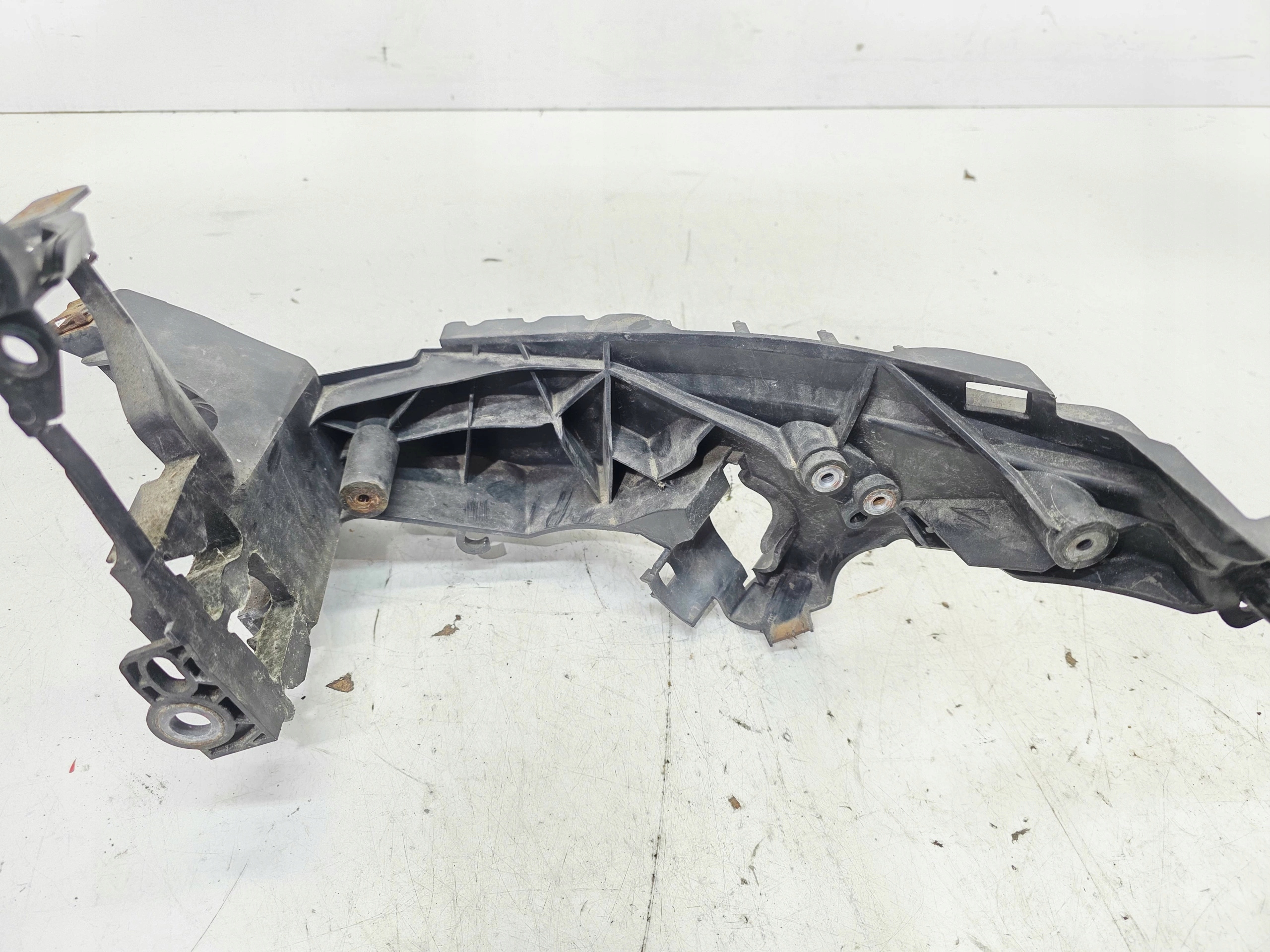 support holder REFLEKTORA right front AUDI A4 B8 LIFT 8K0805608B
