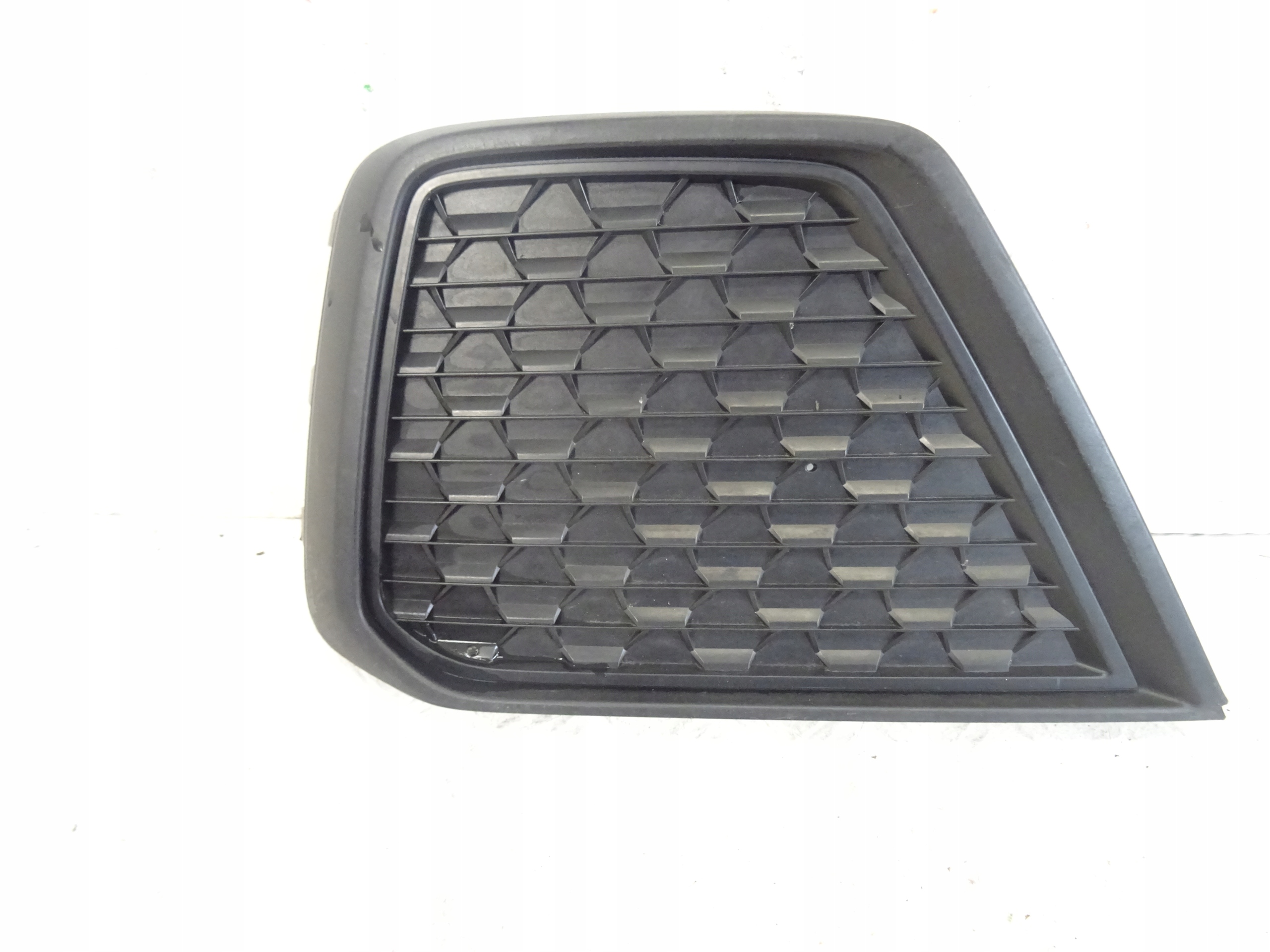 grid of a bumper front front right AUDI A1 II 82A 82A807682F
