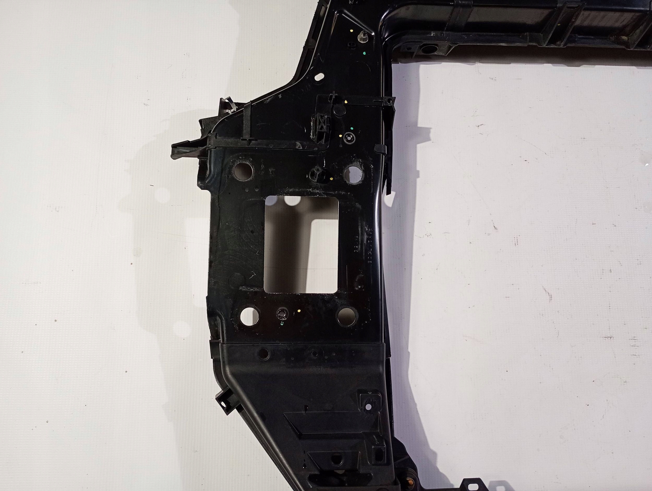 support panel for radiators pillar front of radiators Chrysler Pacifica 2017
