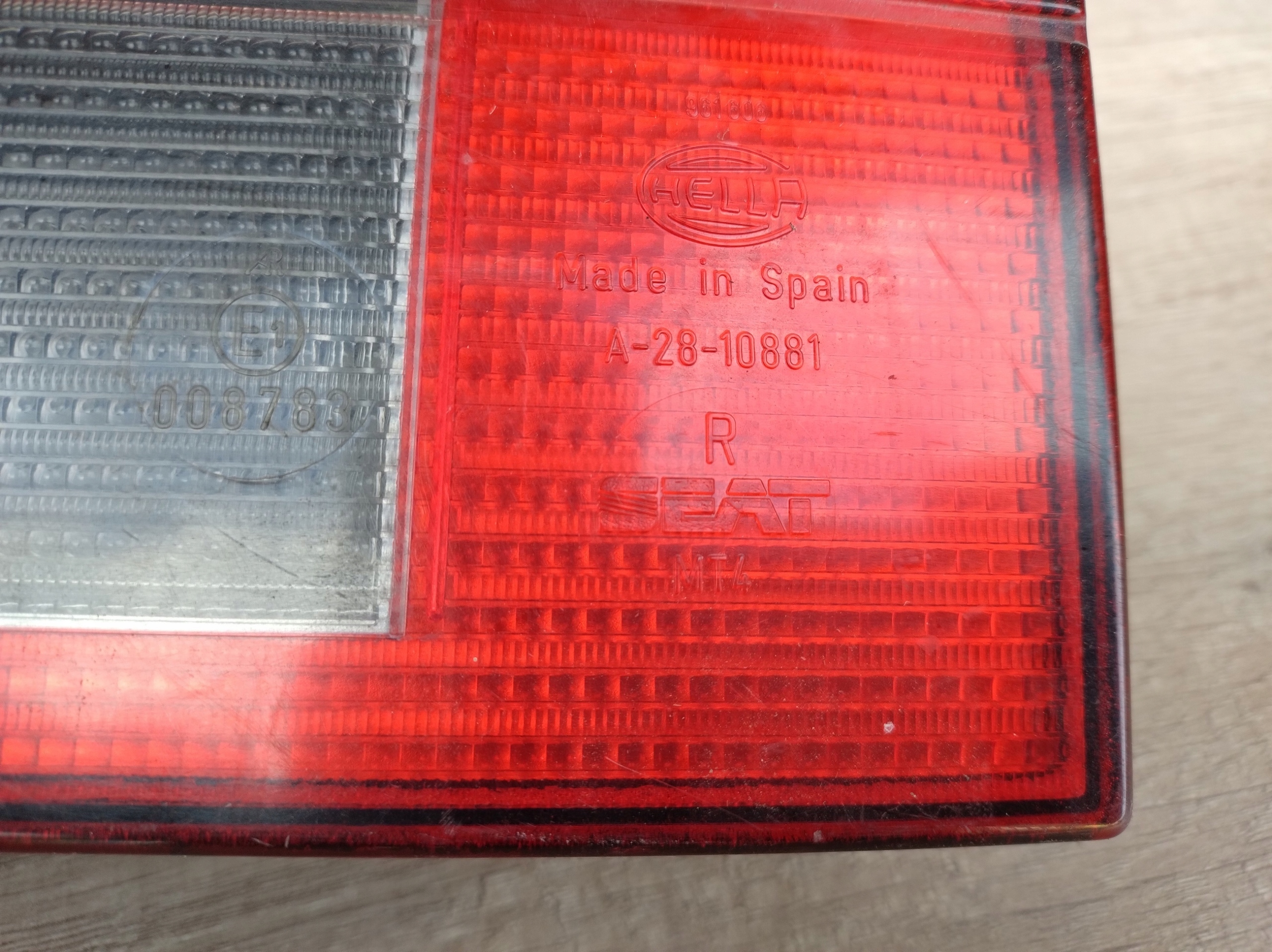 SEAT TOLEDO 1 right light to the bonnet rear part complete