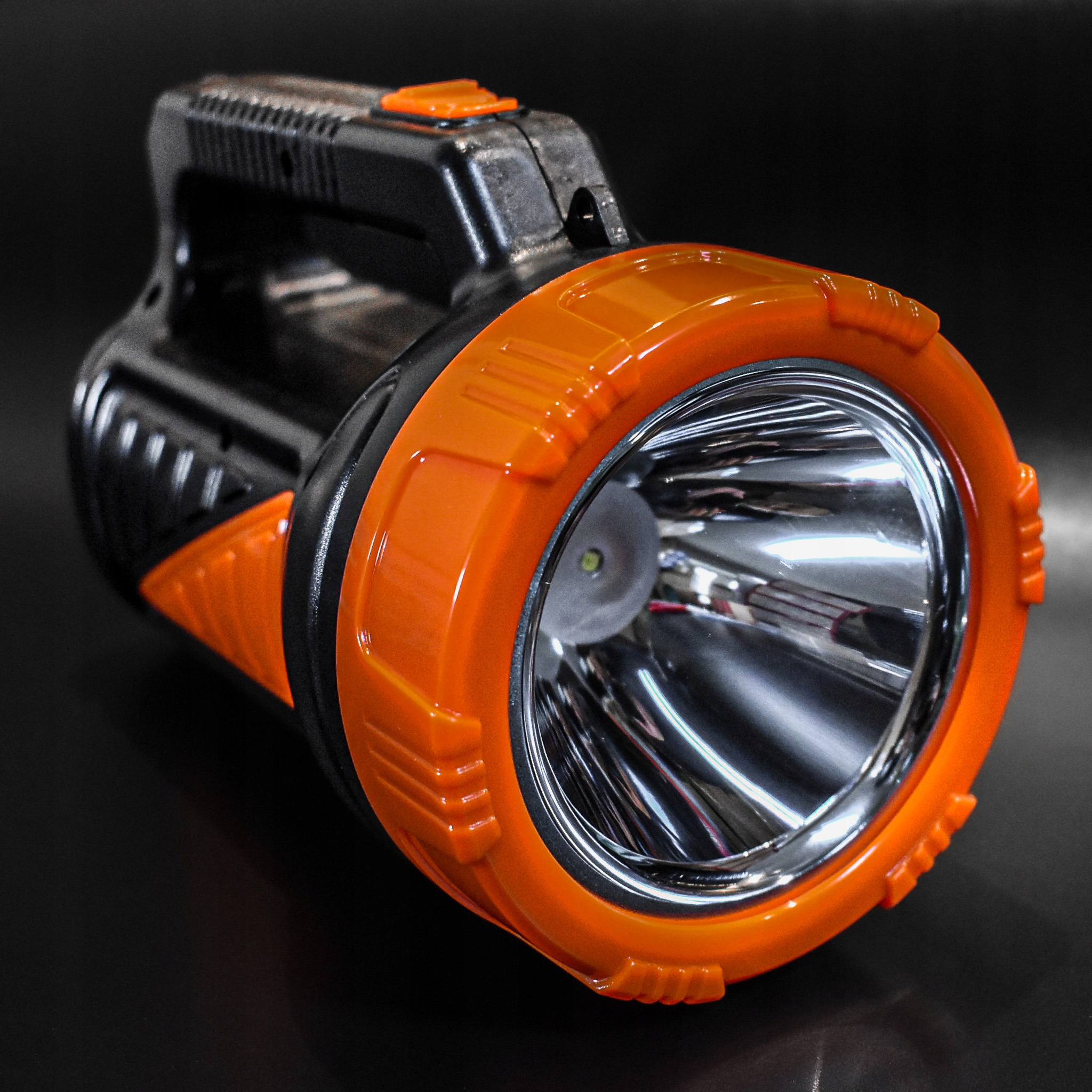 LATARKA LED MOCNA AKUMULATOROWA SZPERACZ ŁADOWALNA Marka Libox