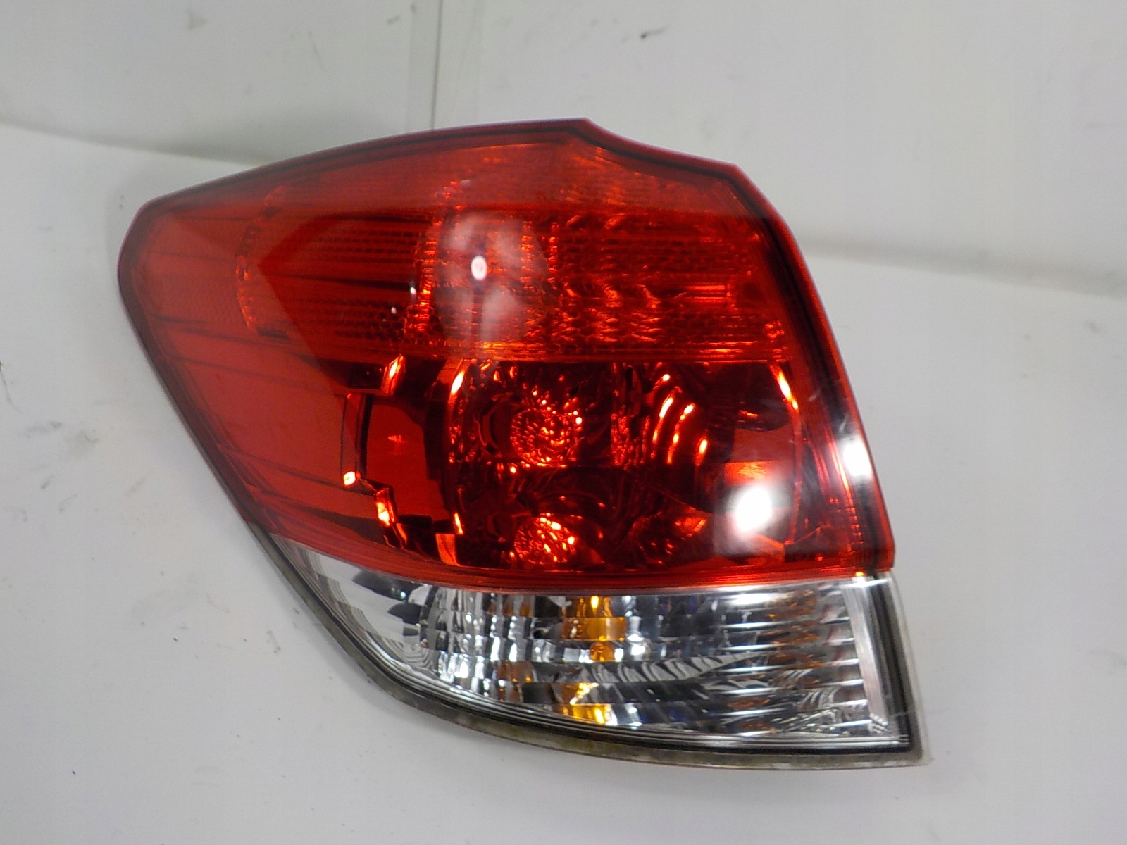 SUBARU LEGACY В OUTBACK ФАРА ЛІВА ЗАДНЯ ЛІВИЙ ЗАД.