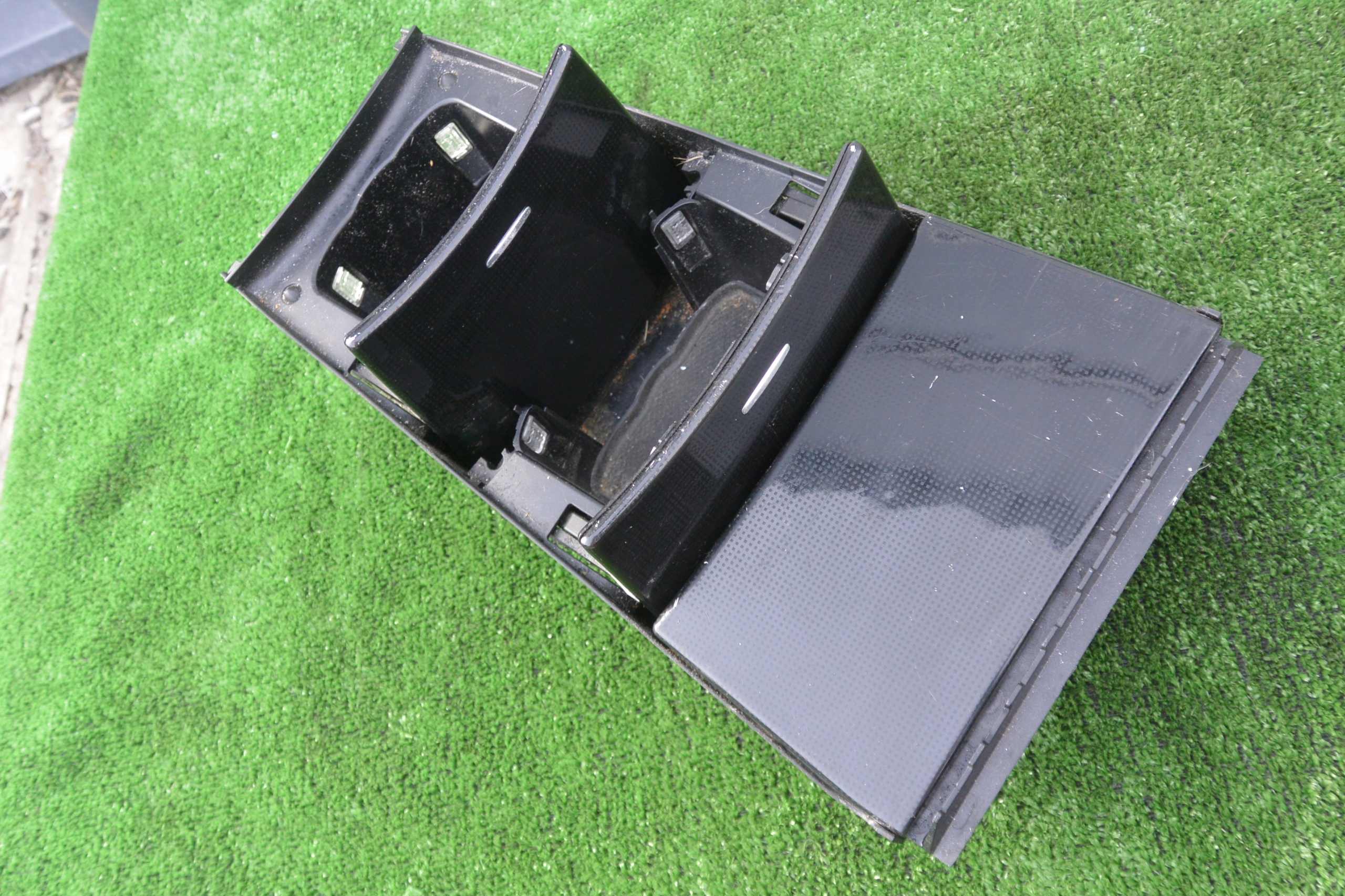 SCHOWEK TUNELU ŚRODKOWEGO POPIELNICZKA MERCEDES GL X164 ML W164 Numer katalogowy oryginału A1646800814