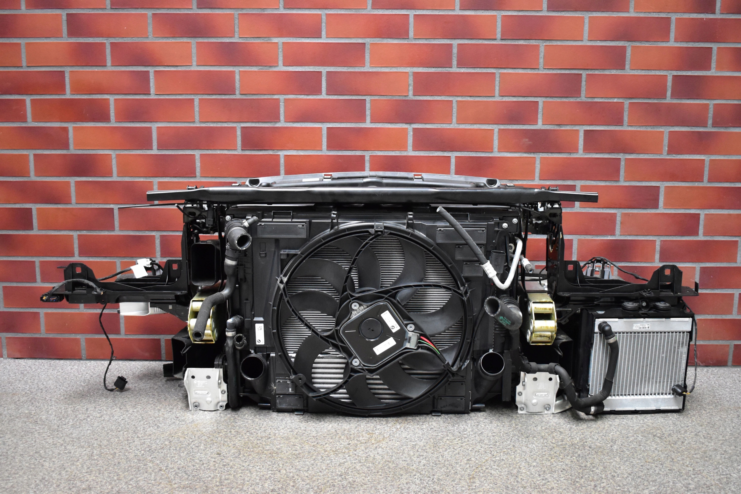 BMW 5 F07 GT LCI WZMOCNIENIE PAS CHŁODNICE 2.8i Wersja Europejska