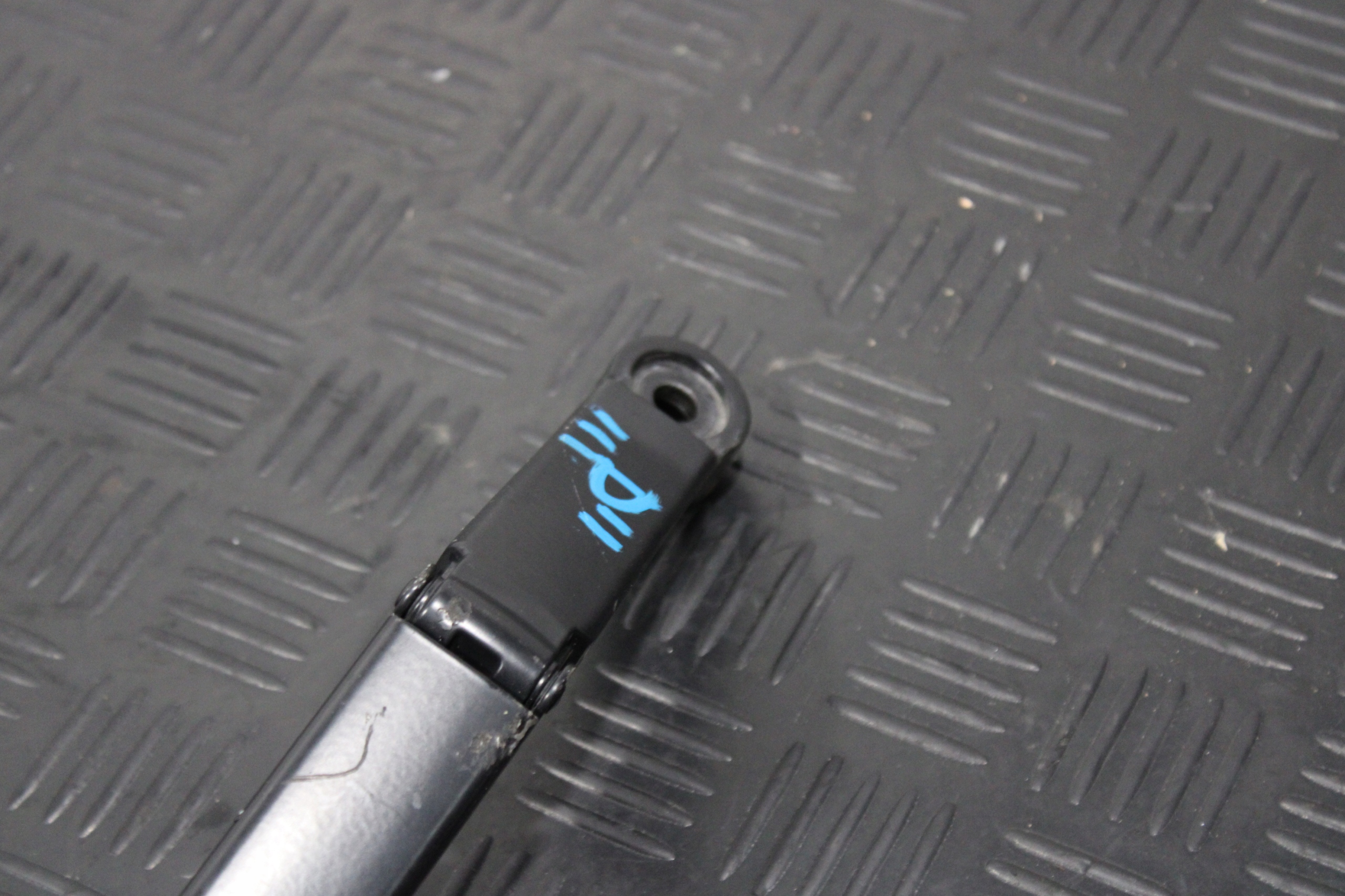 wiper arm right TOYOTA CHR LIFT