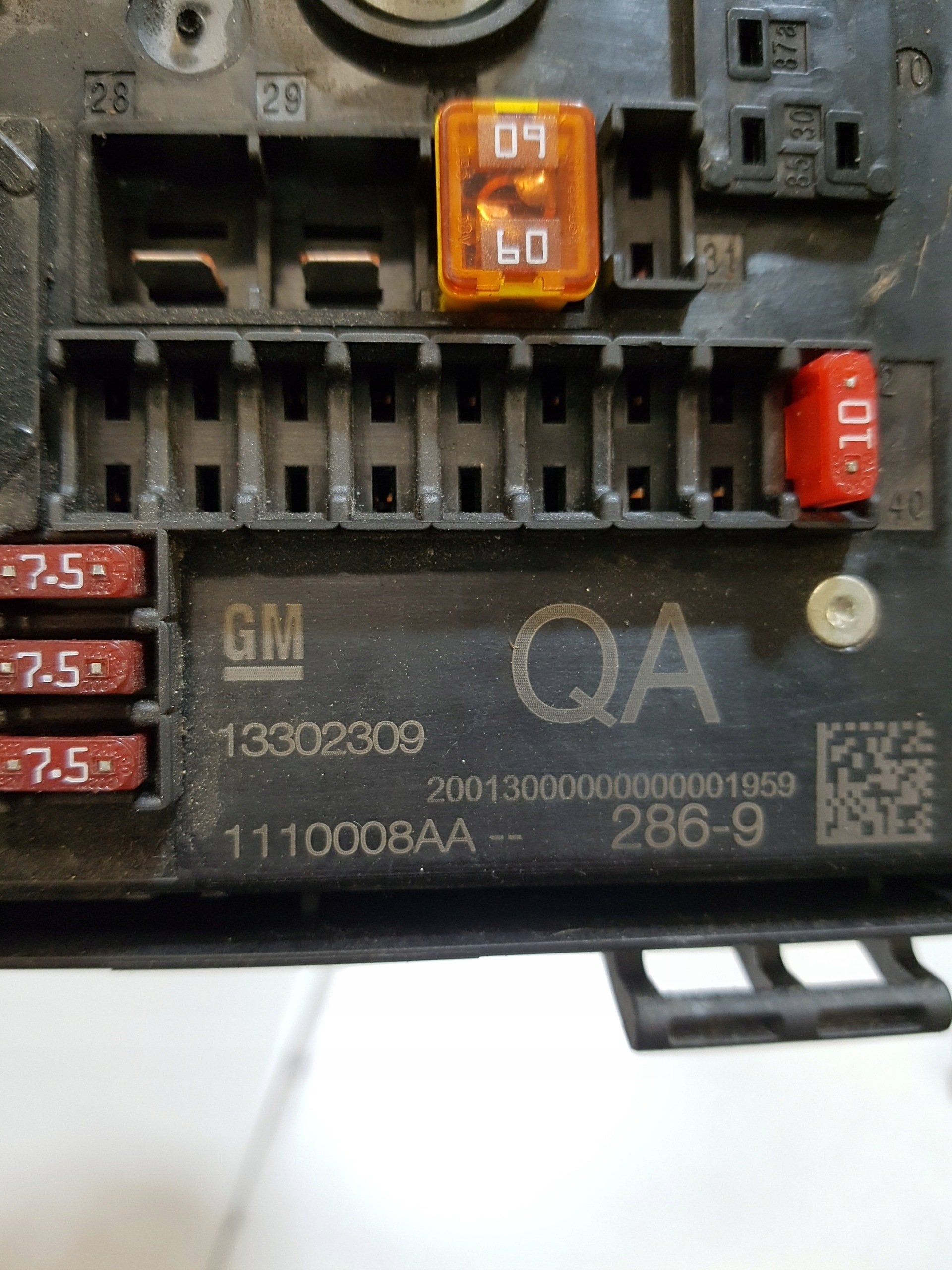 Module fusibles OPEL ASTRA J 13302309QA