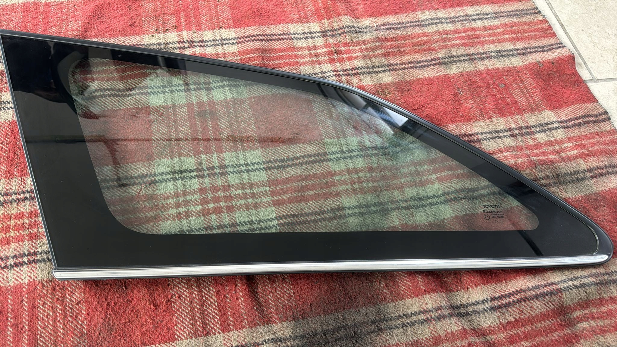 TOYOTA AURIS SZYBA BOCZNA TYŁ LEWA