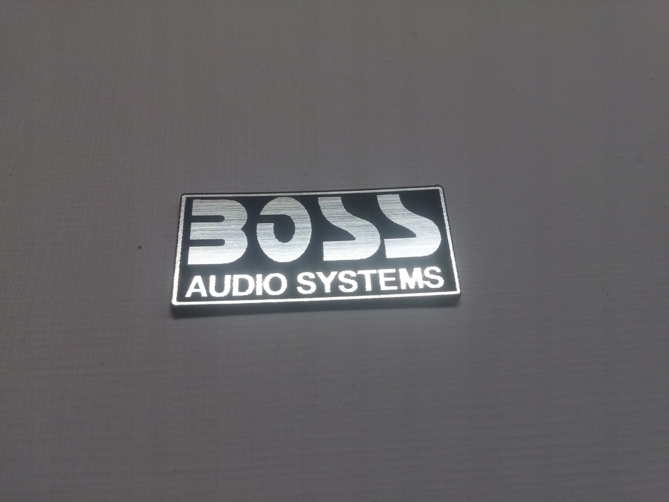 

Boss Audio naklejka emblemat 28 x 13 mm*SREBRNA