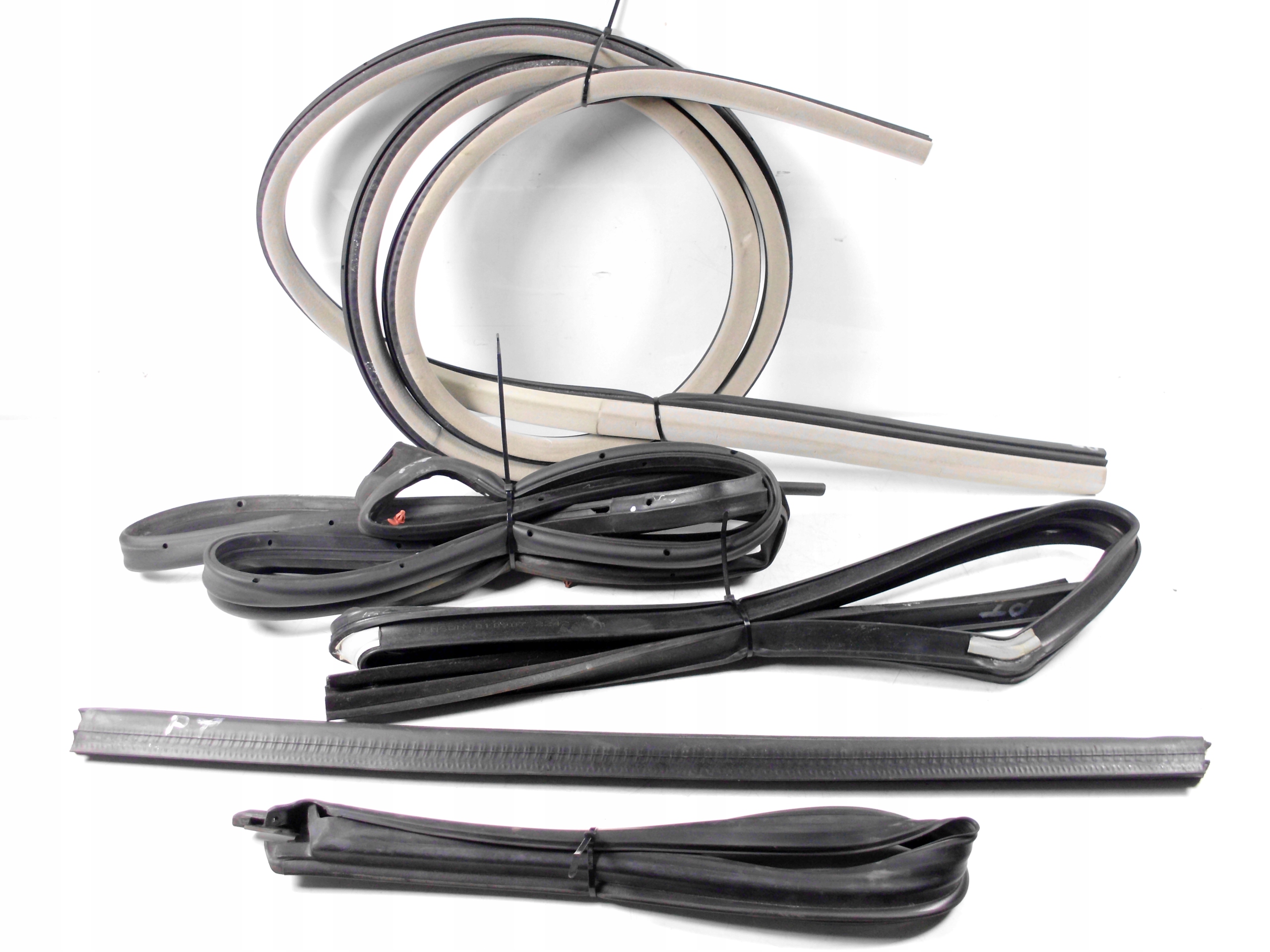 300CLXUSZCZDPT - CHRYSLER 300C І УЩІЛЬНЕННЯ ДВЕРІ ПРАВИЙ ЗАДНІЙ КОМПЛЕКТ